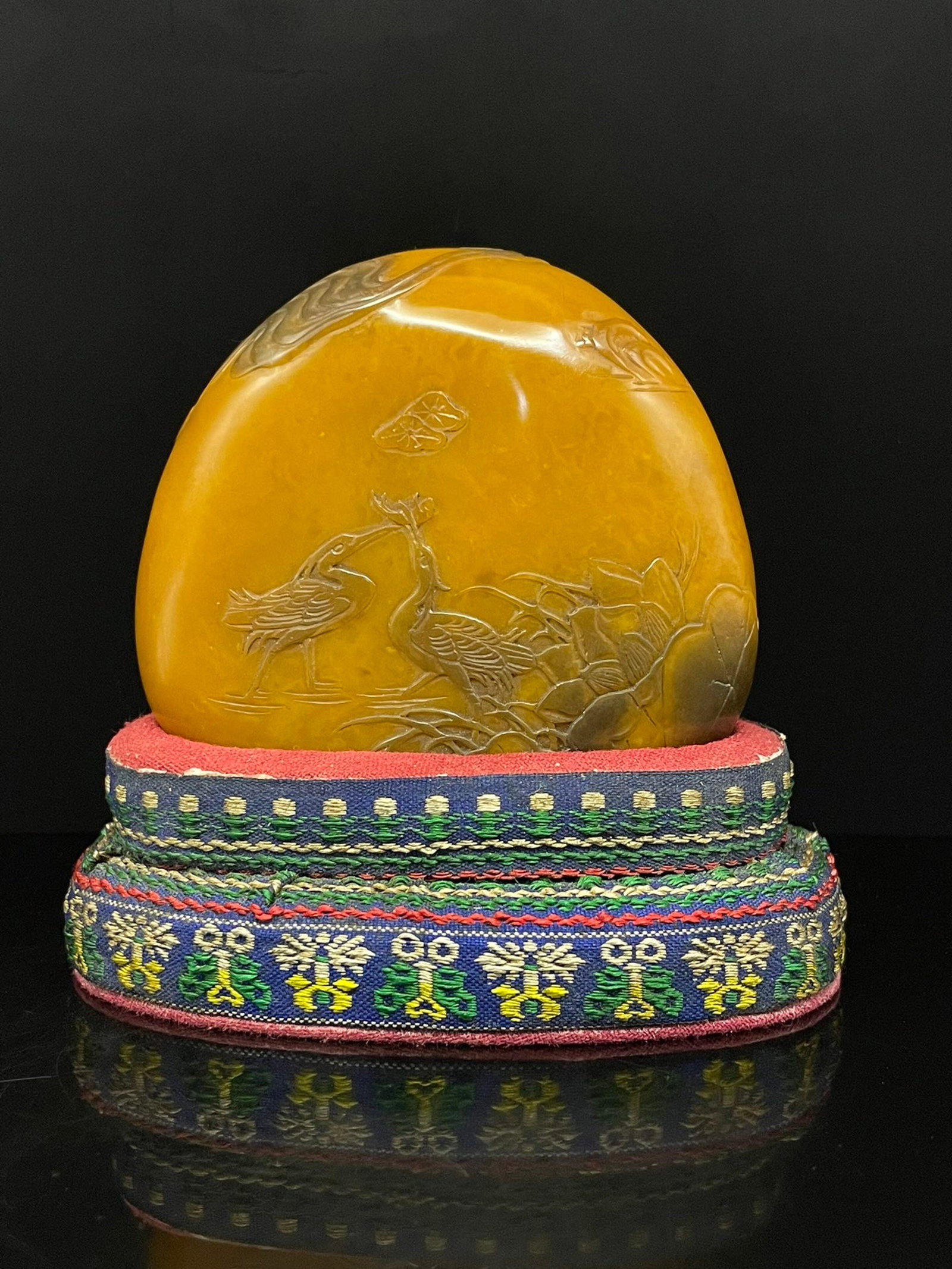 An Exquisite Shoushan Stone Flower and Bird Pattern Ornament,With Base: An Exquisite Shoushan Stone Flower and Bird Pattern Ornament,With Base,Qing Dynasty,China,Size:3.3inx1.7inx3in,Weight:413g 寿山石花鸟纹摆件,带