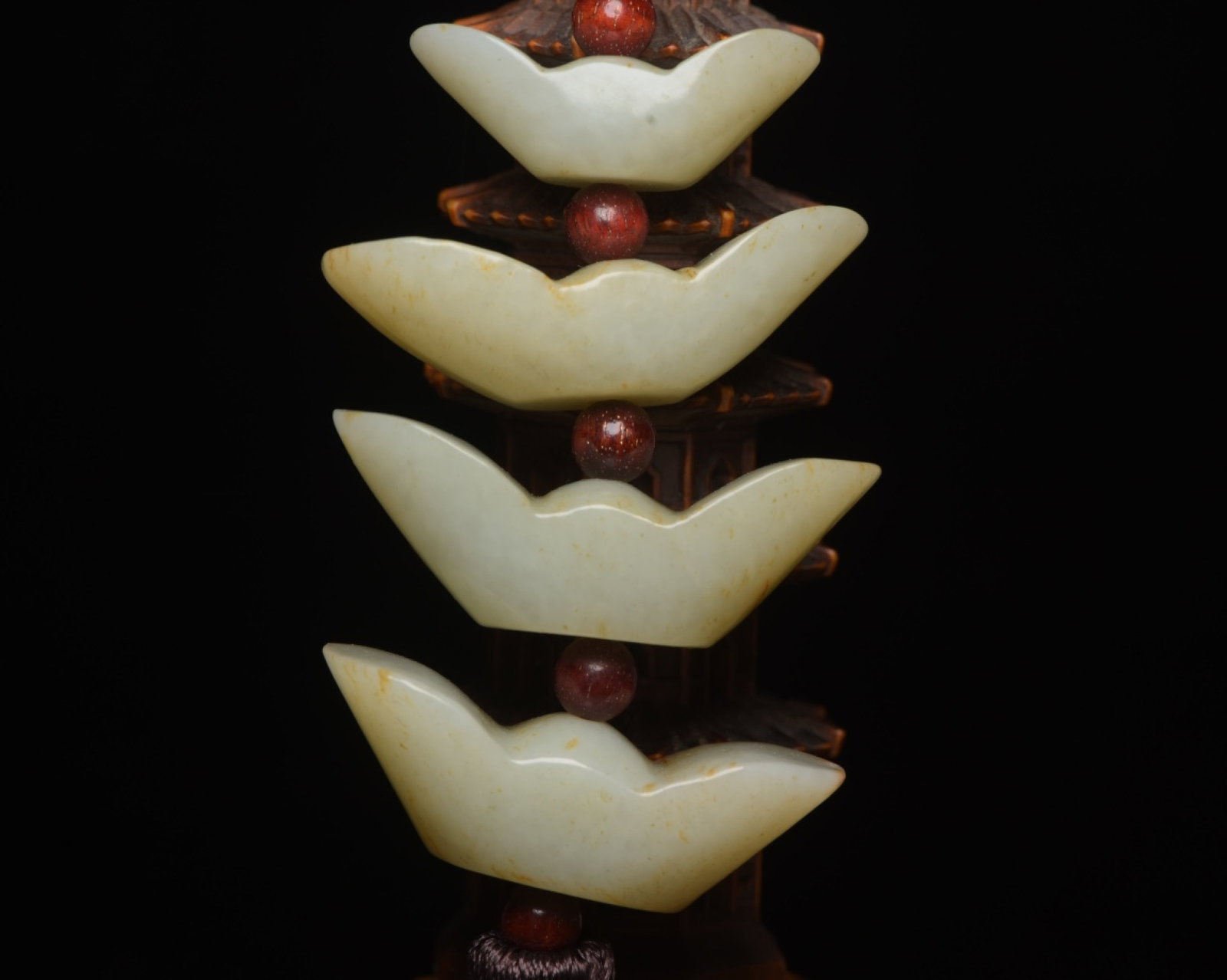 An Exquisite White Jade Pendant: An Exquisite White Jade Pendant,Qing Dynasty,China,Size:3.3inx2.1inx0.8in,Weight:110g 白玉挂件,中国清代