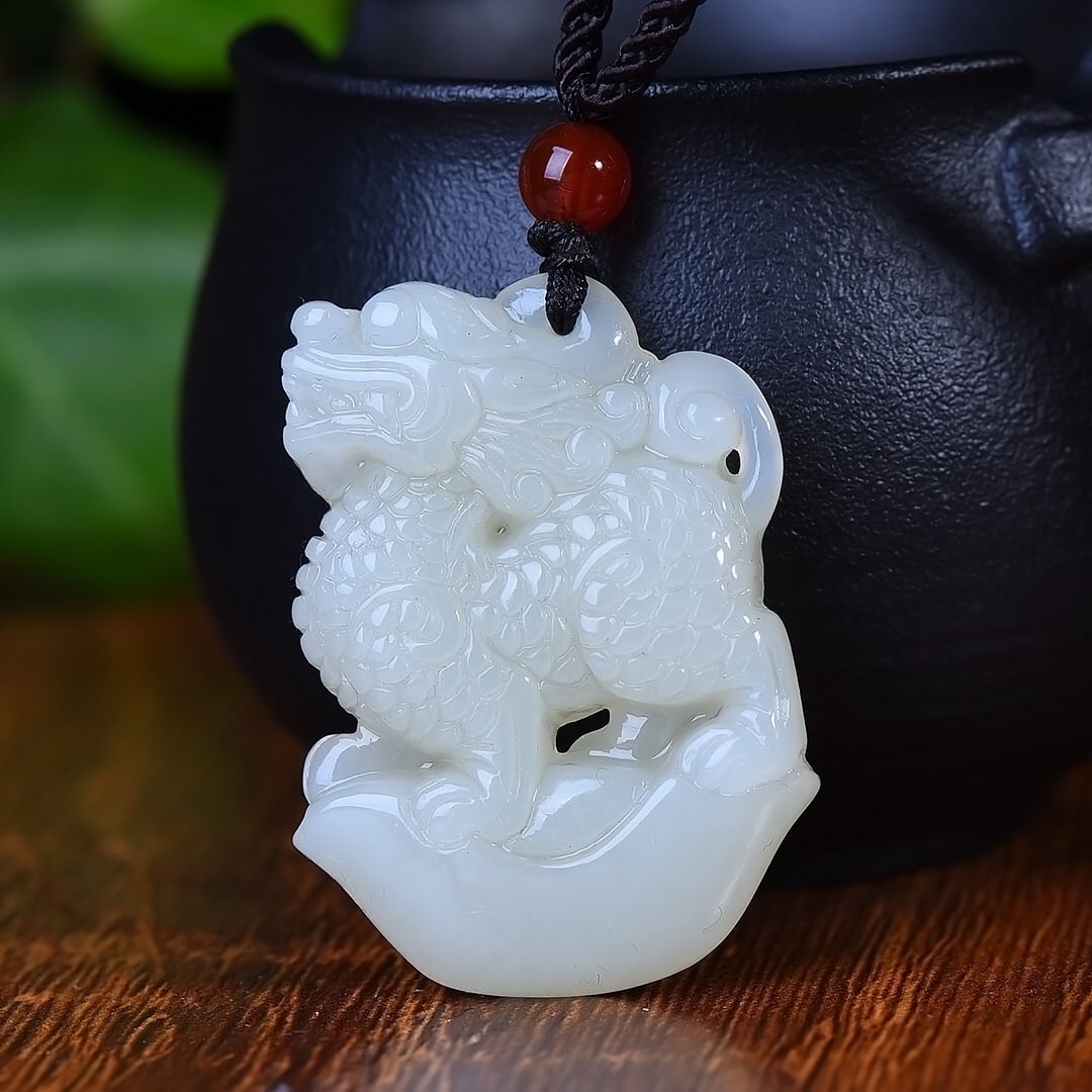 An Exquisite White Jade Kylin Pendant: An Exquisite White Jade Kylin Pendant,Size:30mmx40mm (寓意)招财 辟邪 白玉麒麟挂件