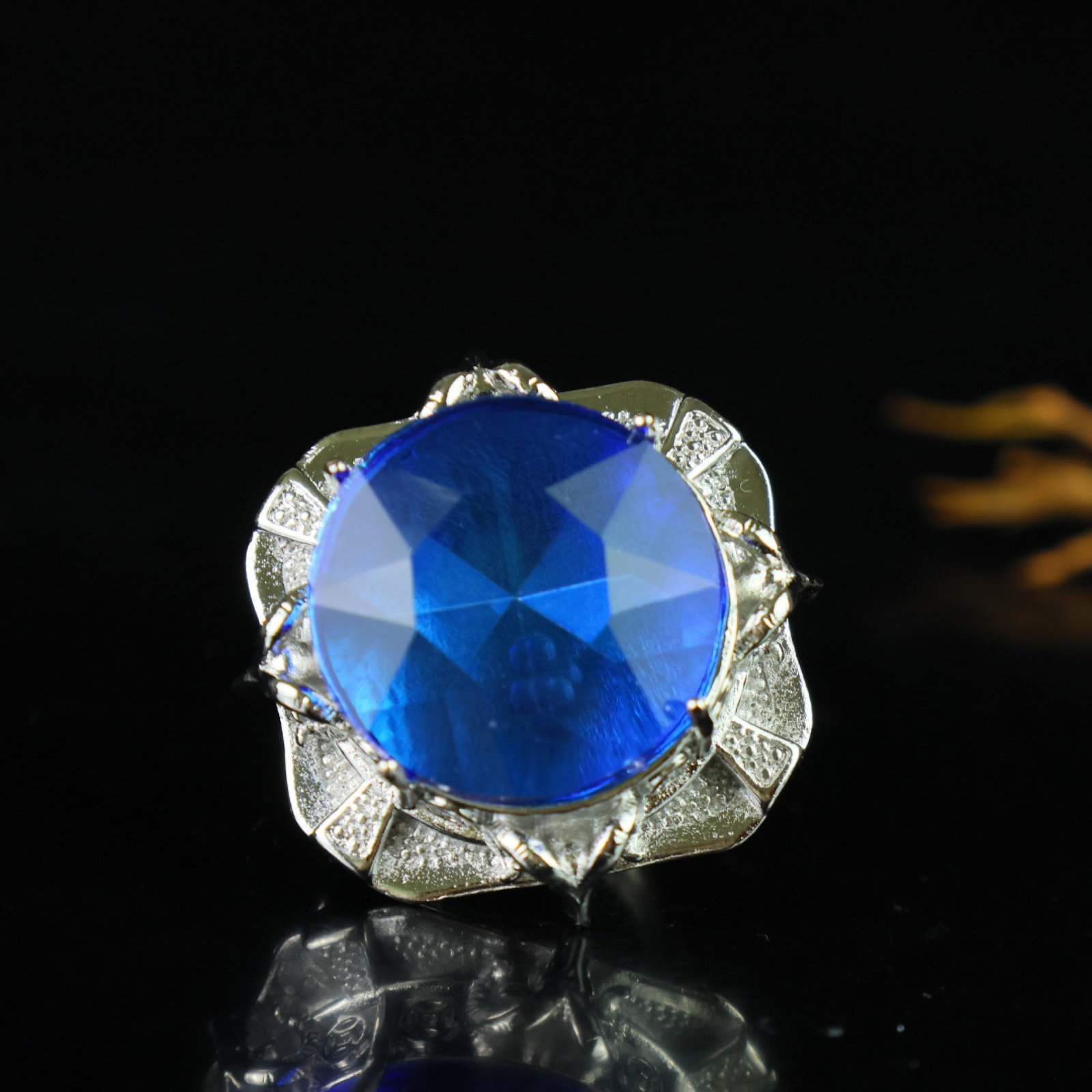 An Exquisite Ring: An Exquisite Ring,Size:25mmx16mm 一个精美的戒指