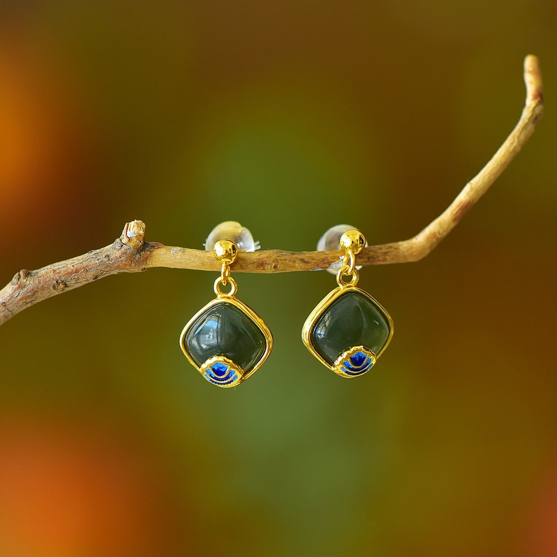 A Pair of Exquisite Sterling Silver-Gold Plated Inlaid Sapphire Earrings: A Pair of Exquisite Sterling Silver-Gold Plated Inlaid Sapphire Earrings,Size:8mmx8mm 一对纯银镀金镶青玉耳环