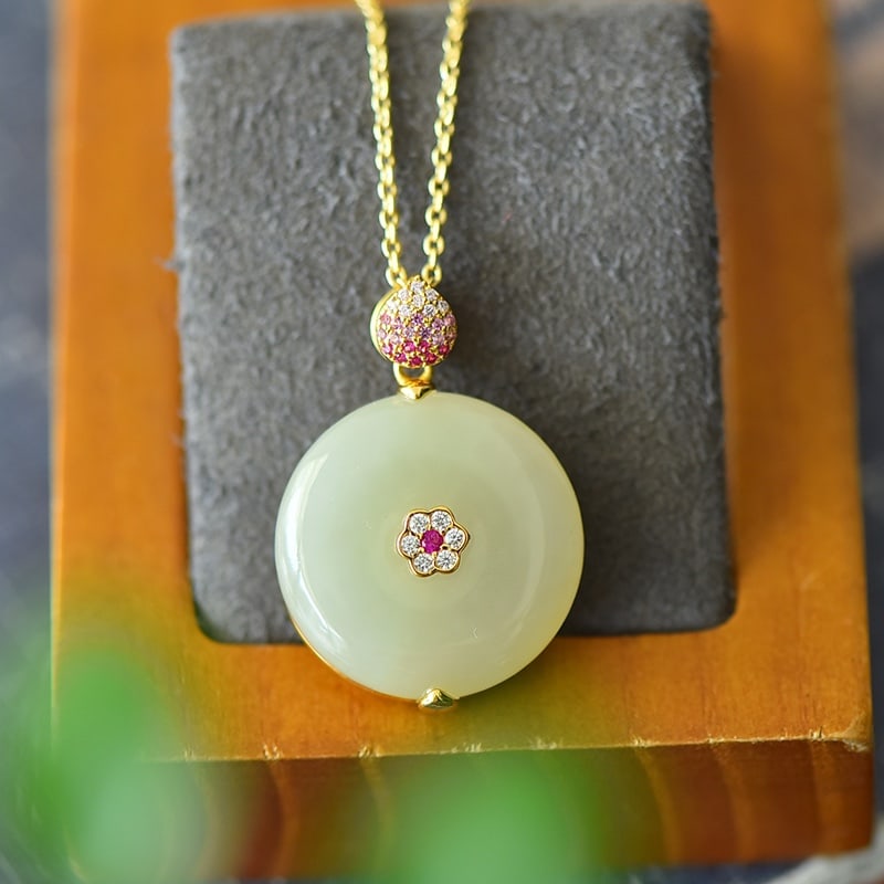 An Exquisite Sterling Silver-Gold Plated Inlaid White Jade Necklace,Inlaid Diamond: An Exquisite Sterling Silver-Gold Plated Inlaid White Jade Necklace,Inlaid Diamond,Size:20mmx28mm 纯银镀金镶白玉项链,嵌钻石