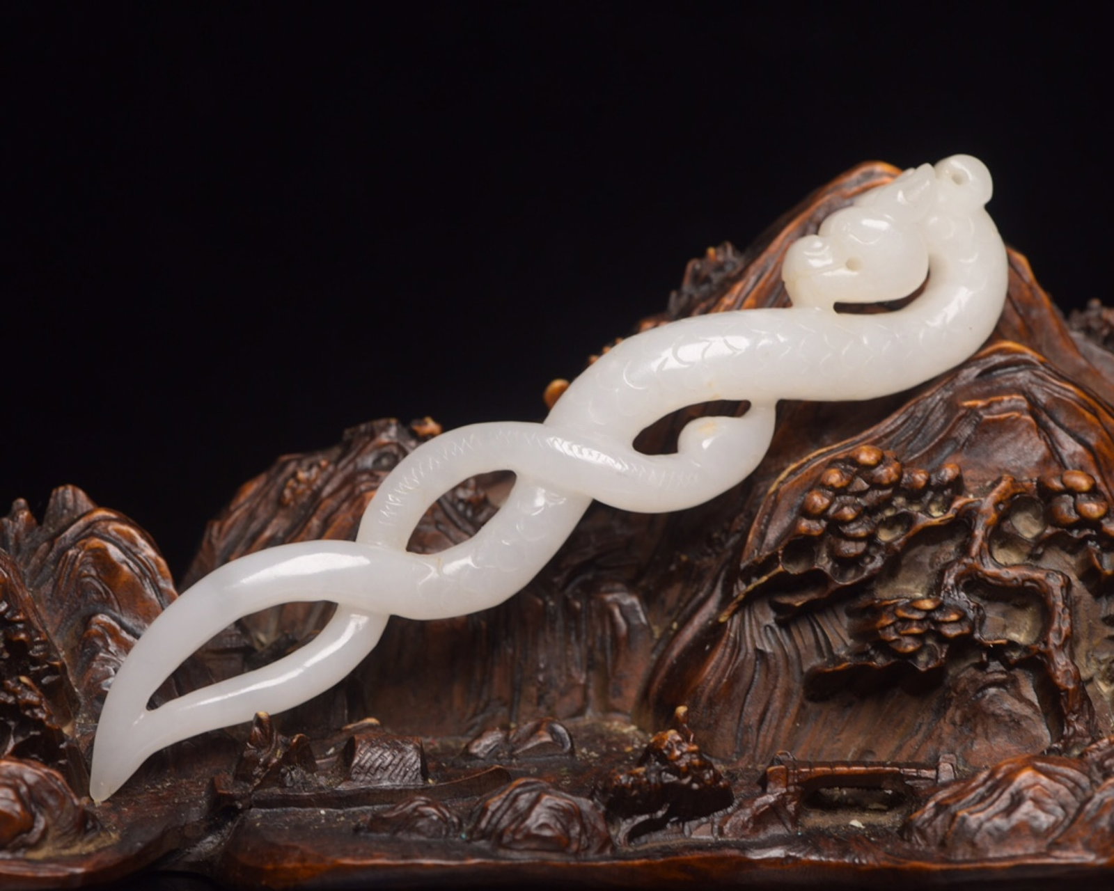 An Exquisite White Jade Dragon Ornament: An Exquisite White Jade Dragon Ornament,Qing Dynasty,China,Size:4.7inx0.9inx0.5in,Weight:36g 白玉龙摆件,中国清代