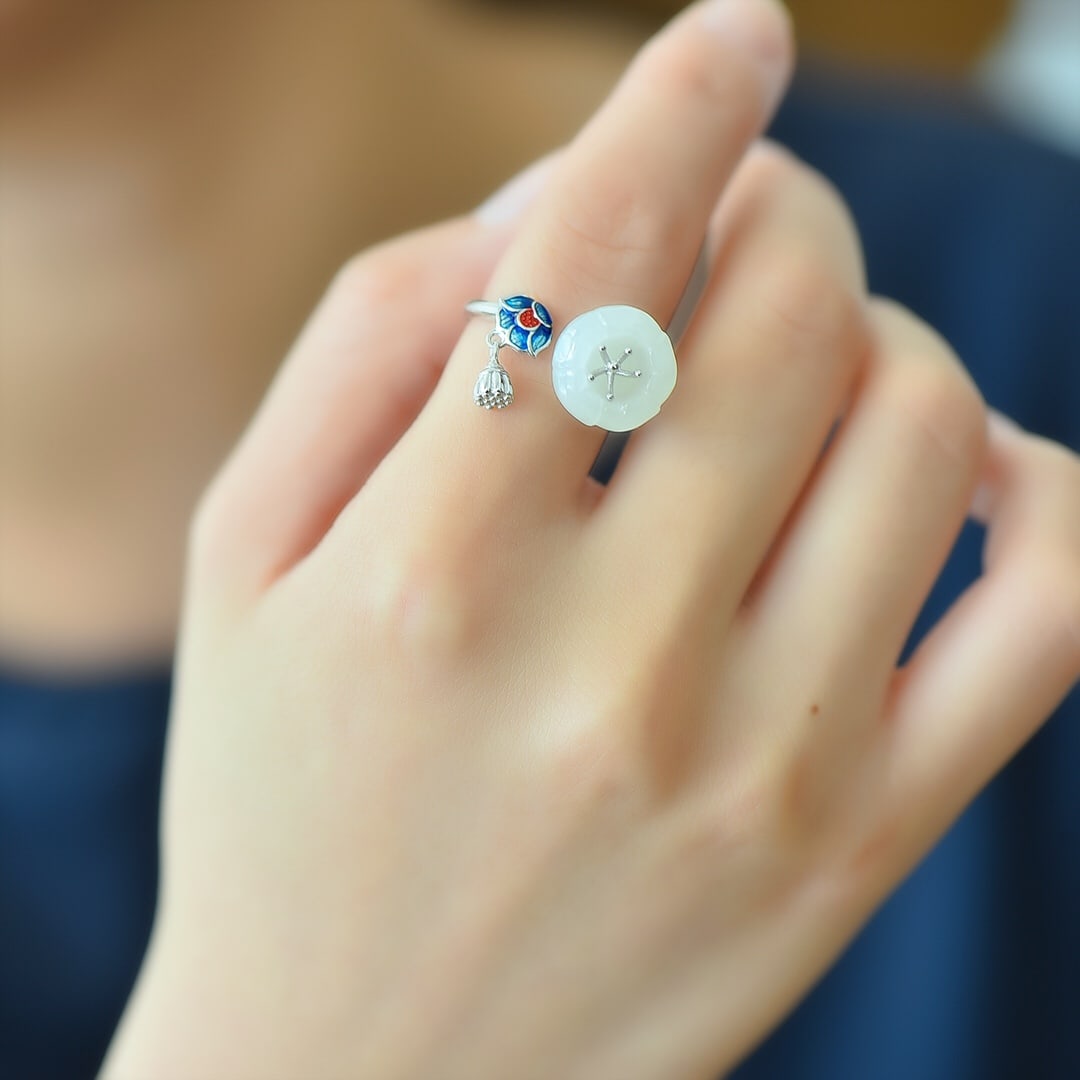 An Exquisite Sterling Silver Inlaid White Jade Enamel Ring: An Exquisite Sterling Silver Inlaid White Jade Enamel Ring,Size:14mmx14mm 纯银镶白玉珐琅戒指