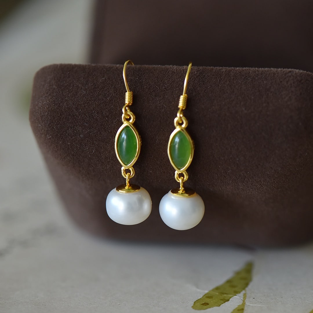 A Pair of Exquisite Sterling Silver-Gold Plated Inlaid Pearl Earrings: A Pair of Exquisite Sterling Silver-Gold Plated Inlaid Pearl Earrings,Size:10mmx10mm 一对纯银镀金镶珍珠耳环