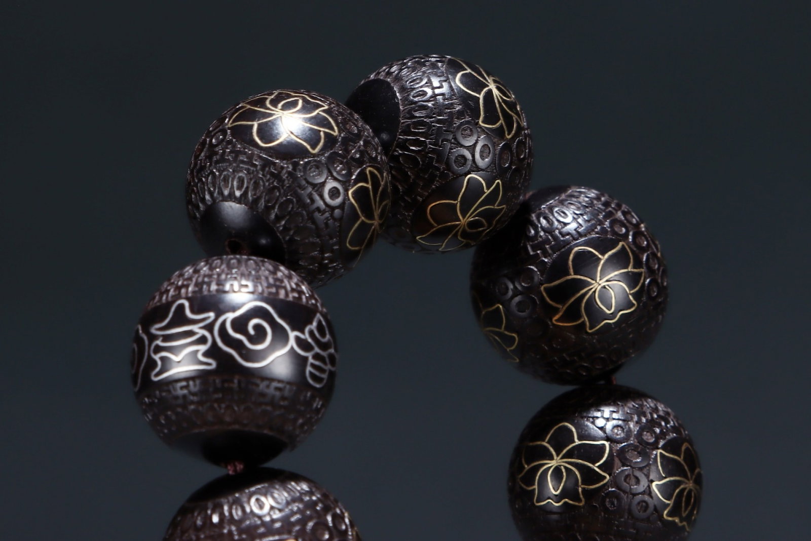 A Rare Eaglewood Lotus Pattern Bracelets - 7