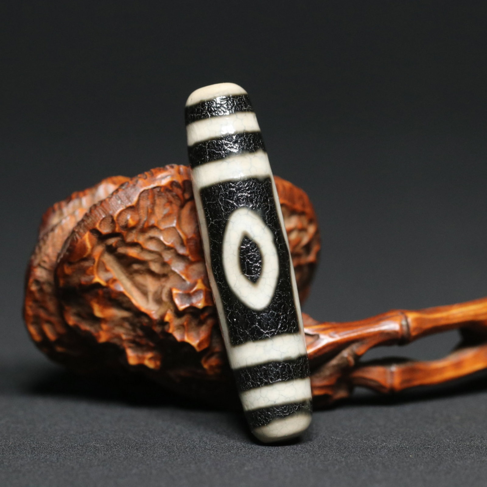 An Exquisite Dzi Bead Pendant: An Exquisite Dzi Bead Pendant,Qing Dynasty,China,Size:2.2inx0.5in,Weight:14.8g 天珠挂件,中国清代