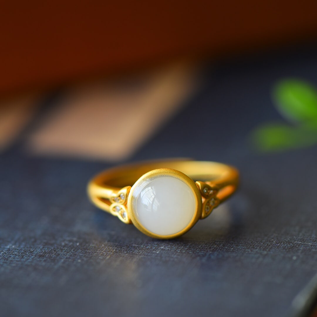 An Exquisite Sterling Silver-Gold Plated Inlaid White Jade Ring,Inlaid Diamond: An Exquisite Sterling Silver-Gold Plated Inlaid White Jade Ring,Inlaid Diamond,Size:10mmx10mm 纯银镀金镶白玉戒指,嵌钻石