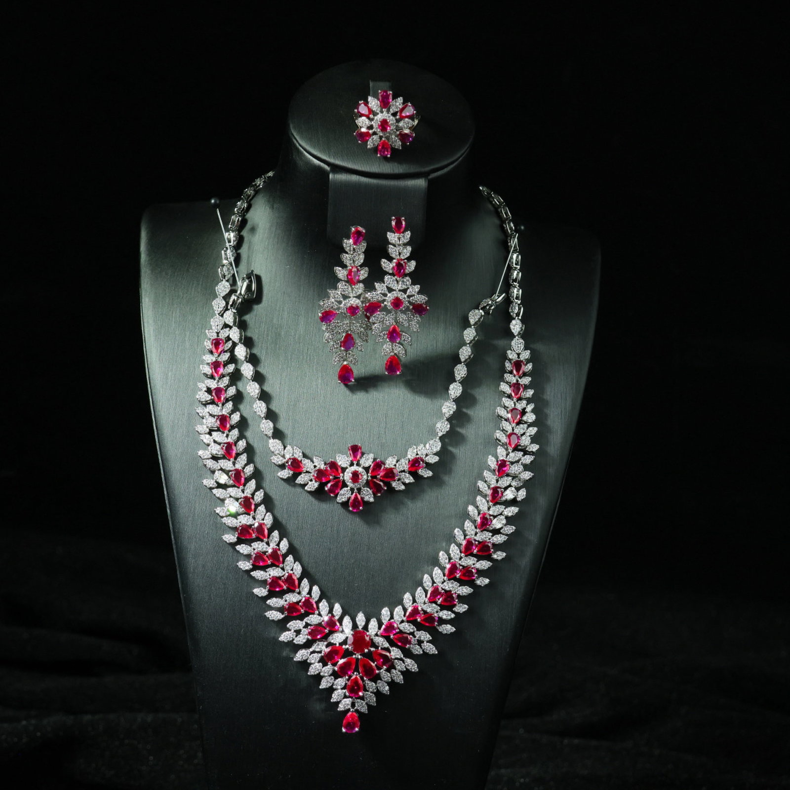A Set of Fine Jewelry: A Set of Fine Jewelry 一套精美的首饰
