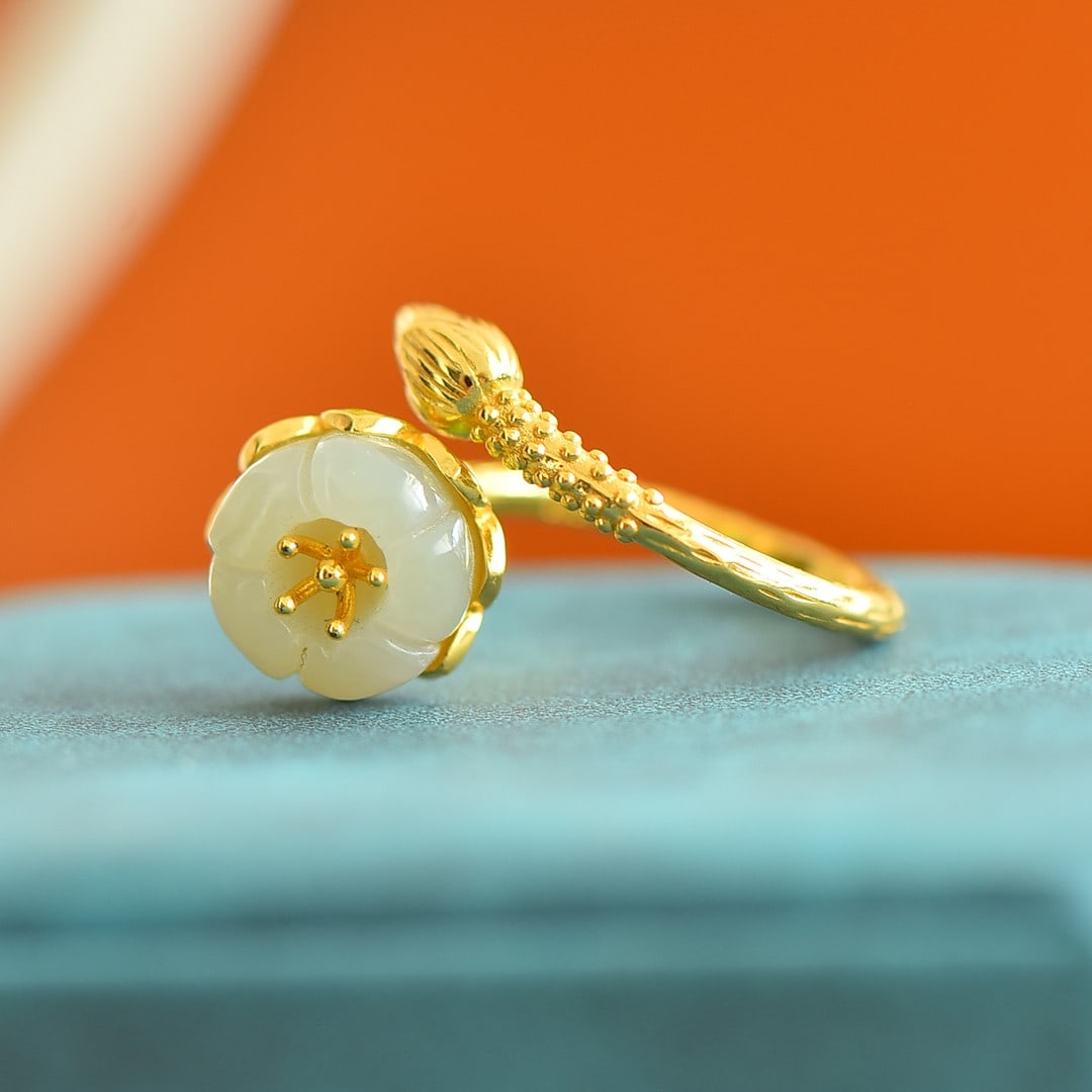 An Exquisite Sterling Silver-Gold Plated Inlaid White Jade Ring: An Exquisite Sterling Silver-Gold Plated Inlaid White Jade Ring,Size:12mmx12mm 纯银镀金镶白玉戒指