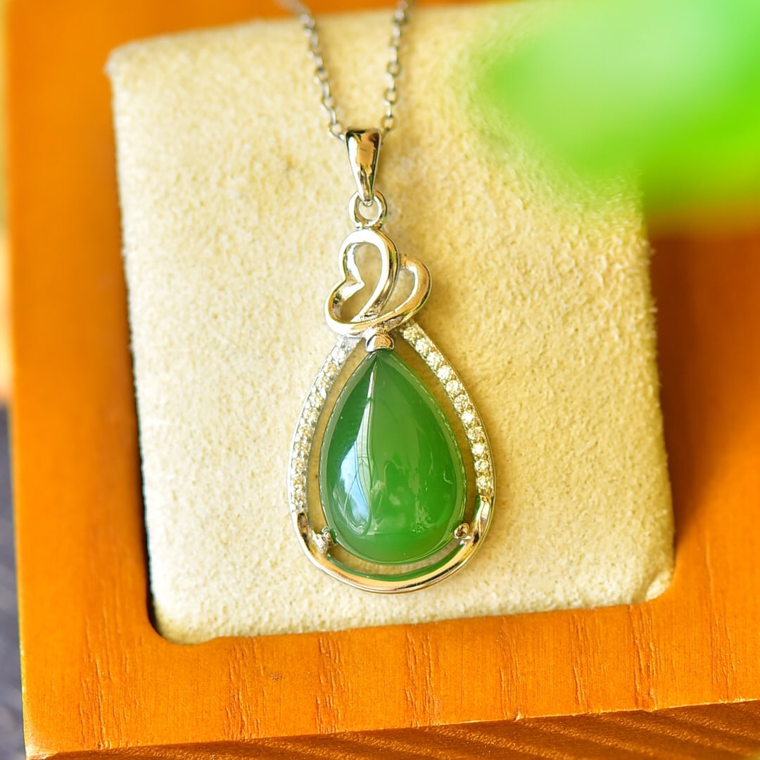 An Exquisite Sterling Silver Inlaid Jasper Necklace,Inlaid Diamond: An Exquisite Sterling Silver Inlaid Jasper Necklace,Inlaid Diamond,Size:14mmx32mm 纯银镶碧玉项链,嵌钻石