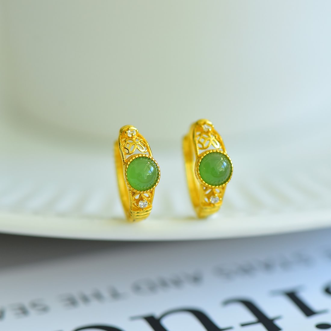 A Pair of Exquisite Sterling Silver-Gold Plated Inlaid Jasper Earrings: A Pair of Exquisite Sterling Silver-Gold Plated Inlaid Jasper Earrings,Size:5mmx5mm 一对纯银镀金镶碧玉耳环