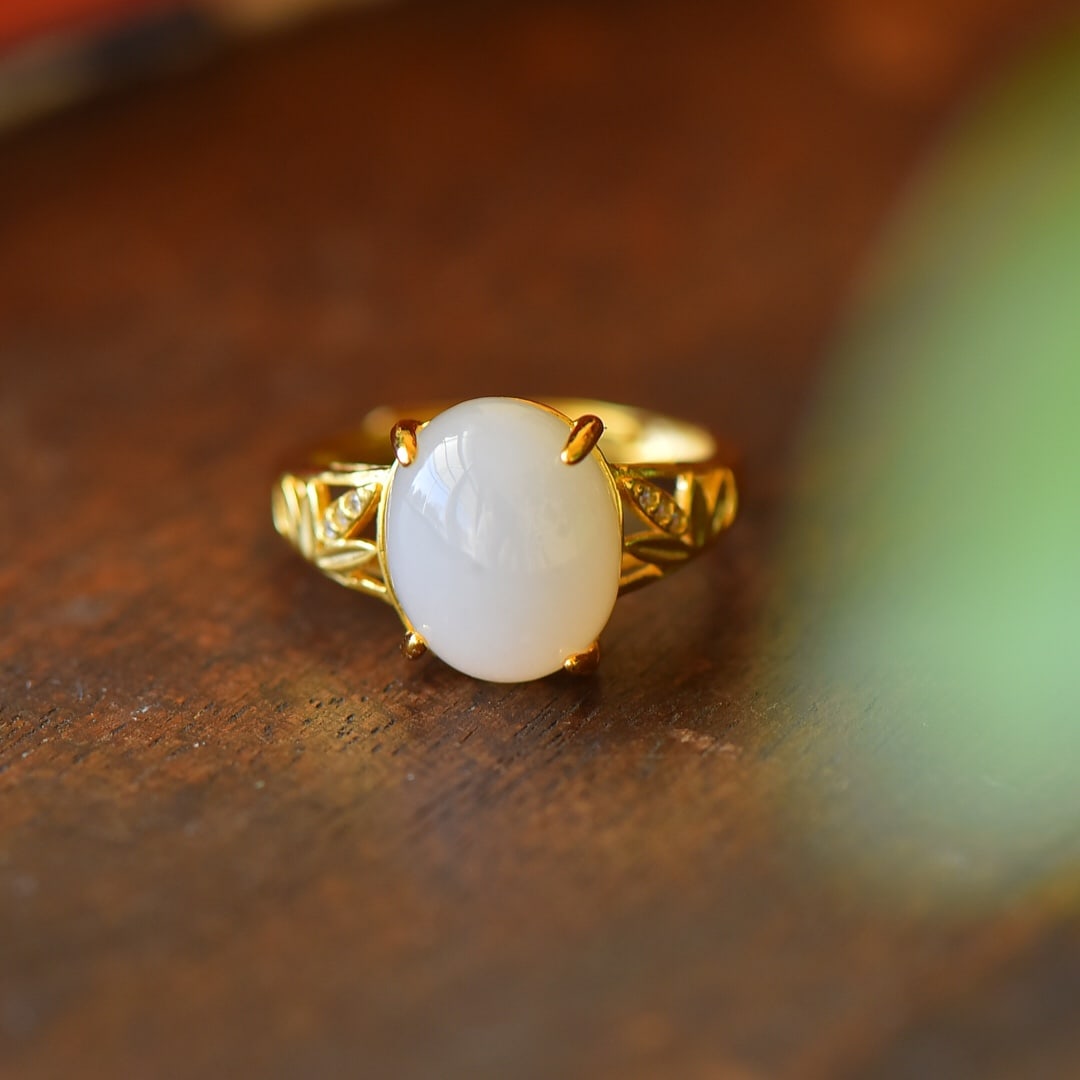 An Exquisite Sterling Silver-Gold Plated Inlaid White Jade Ring: An Exquisite Sterling Silver-Gold Plated Inlaid White Jade Ring,Size:10mmx12mm 纯银镀金镶白玉戒指
