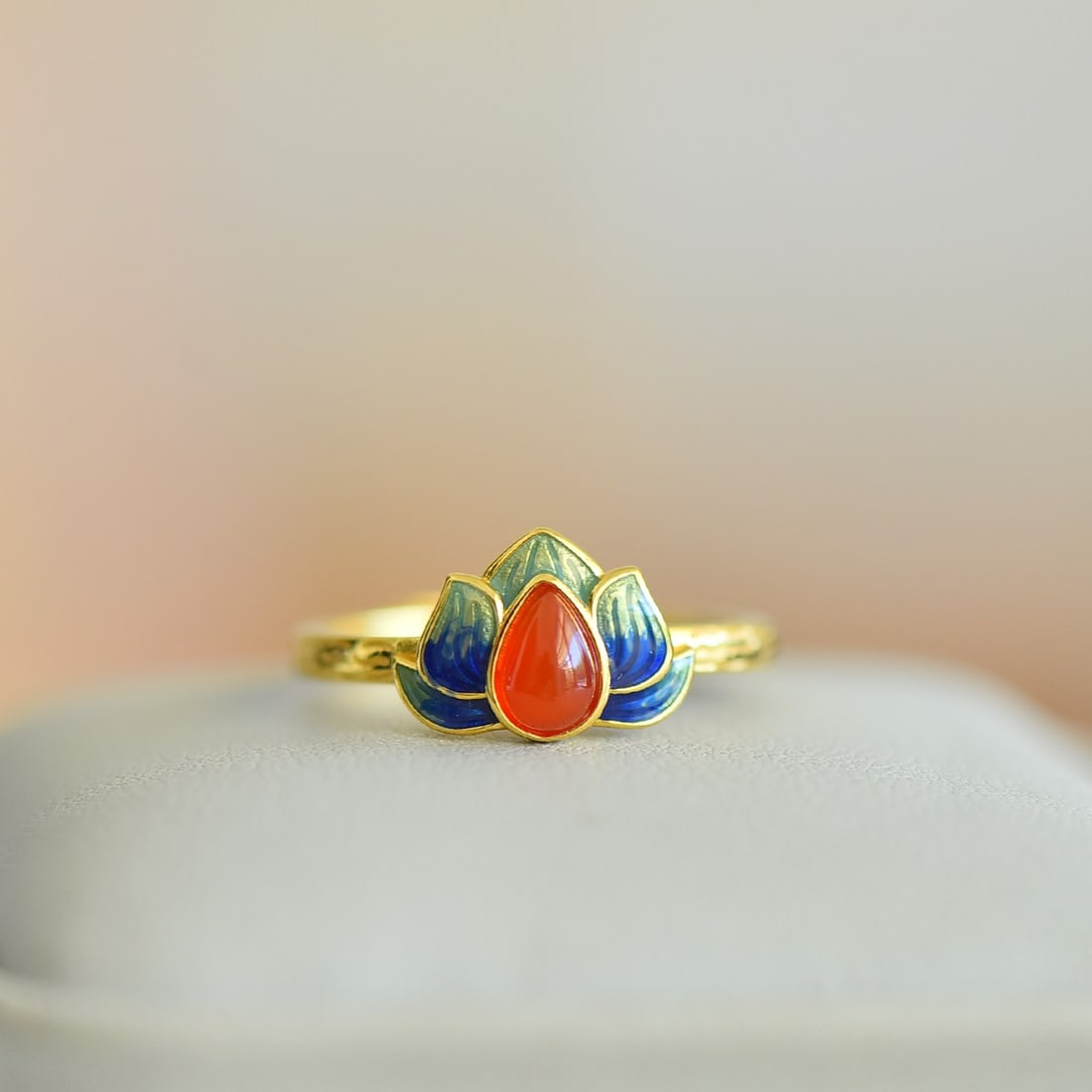 An Exquisite Sterling Silver-Gold Plated Inlaid Agate Ring: An Exquisite Sterling Silver-Gold Plated Inlaid Agate Ring,Size:4mmx6mm 纯银镀金镶玛瑙戒指
