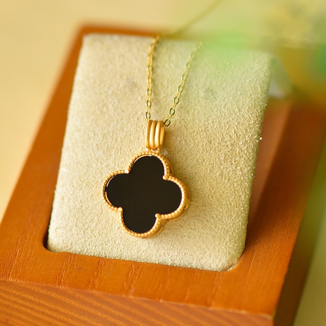 An Exquisite Sterling Silver-Gold Plated Inlaid Black Jade Necklace: An Exquisite Sterling Silver-Gold Plated Inlaid Black Jade Necklace,Size:16mmx22mm 纯银镀金镶墨玉项链