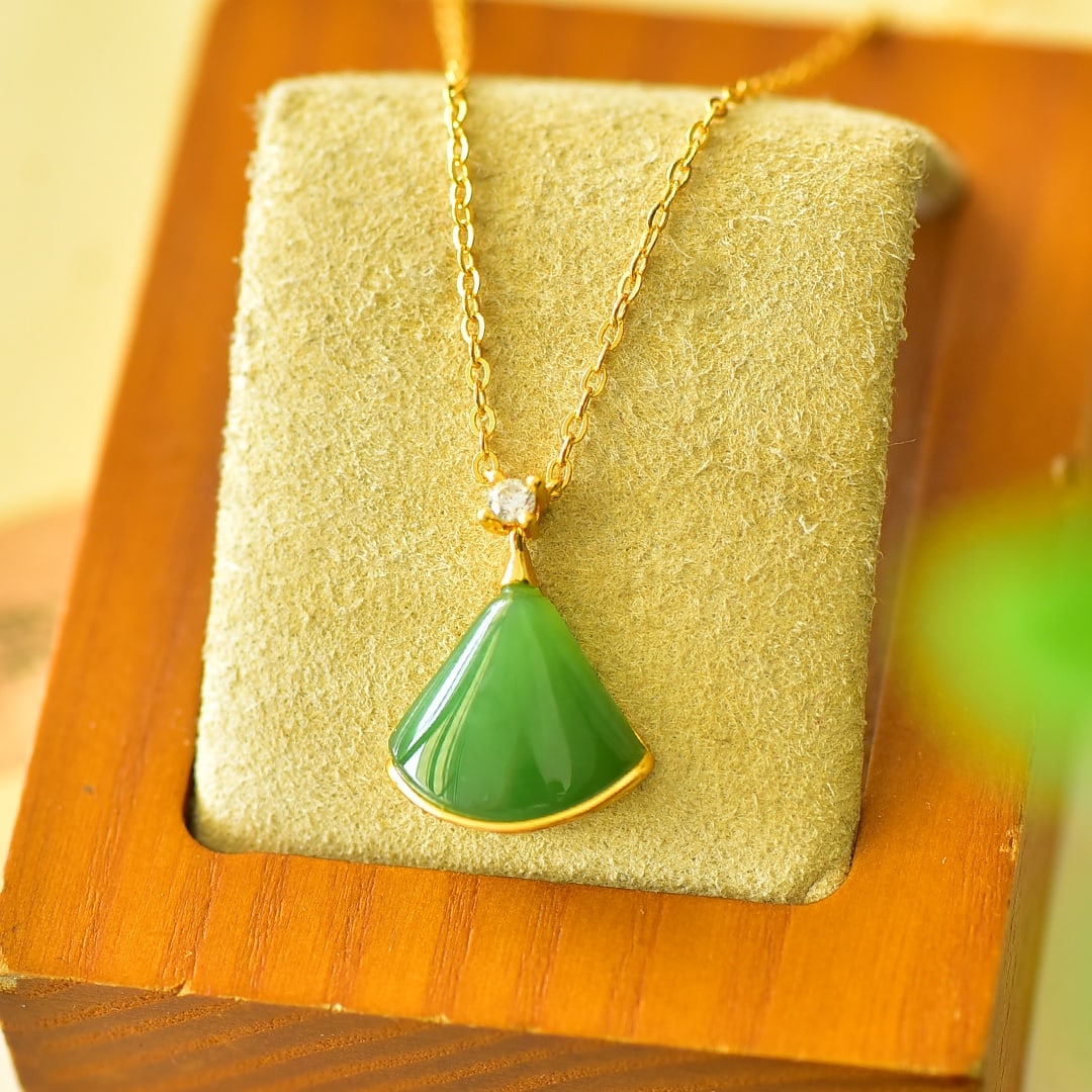 An Exquisite Sterling Silver-Gold Plated Inlaid Jasper Necklace,Inlaid Diamond: An Exquisite Sterling Silver-Gold Plated Inlaid Jasper Necklace,Inlaid Diamond,Size:16mmx20mm 纯银镀金镶碧玉项链,嵌钻石