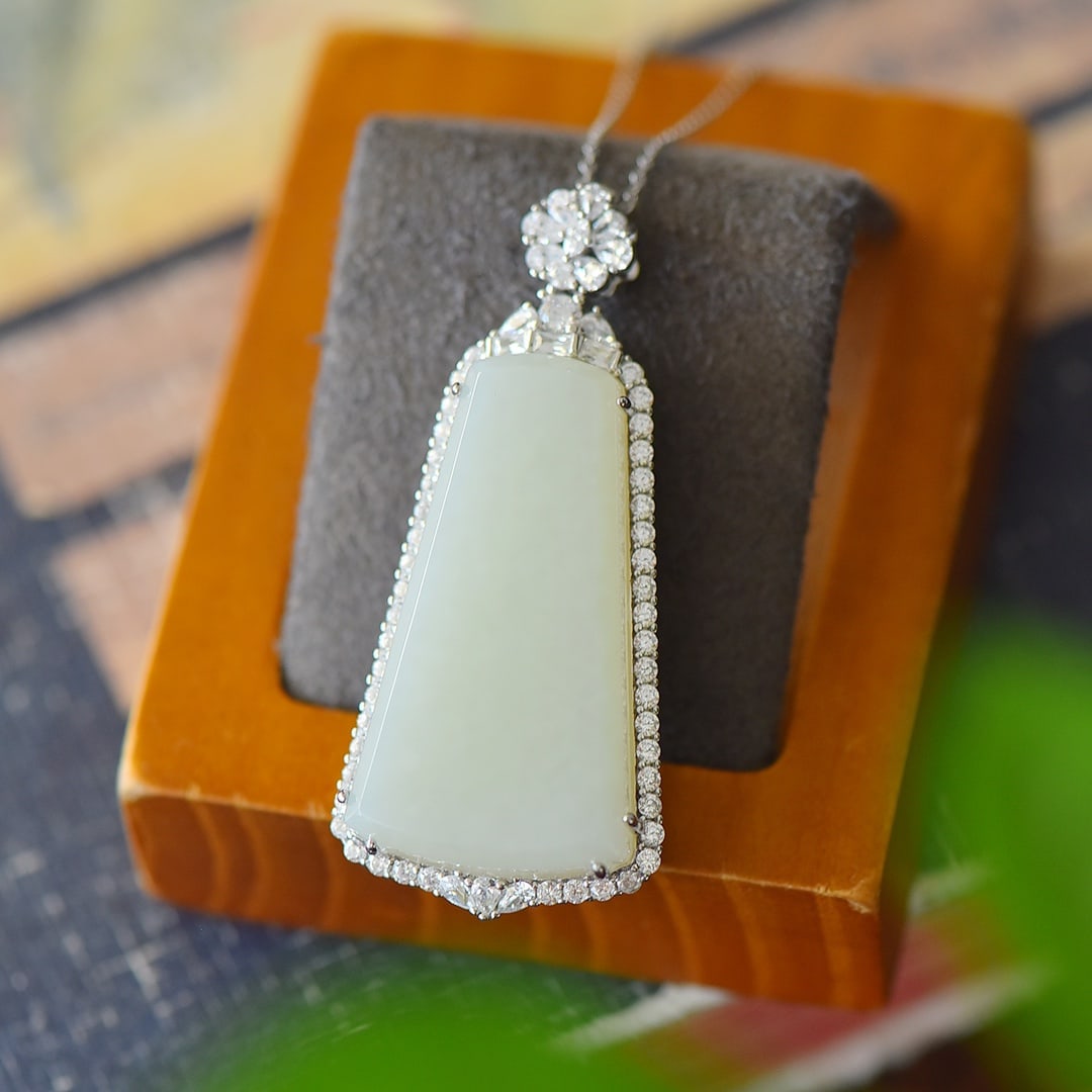 An Exquisite Sterling Silver Inlaid White Jade Necklace,Inlaid Diamond: An Exquisite Sterling Silver Inlaid White Jade Necklace,Inlaid Diamond,Size:23mmx52mm 纯银镶白玉项链,嵌钻石
