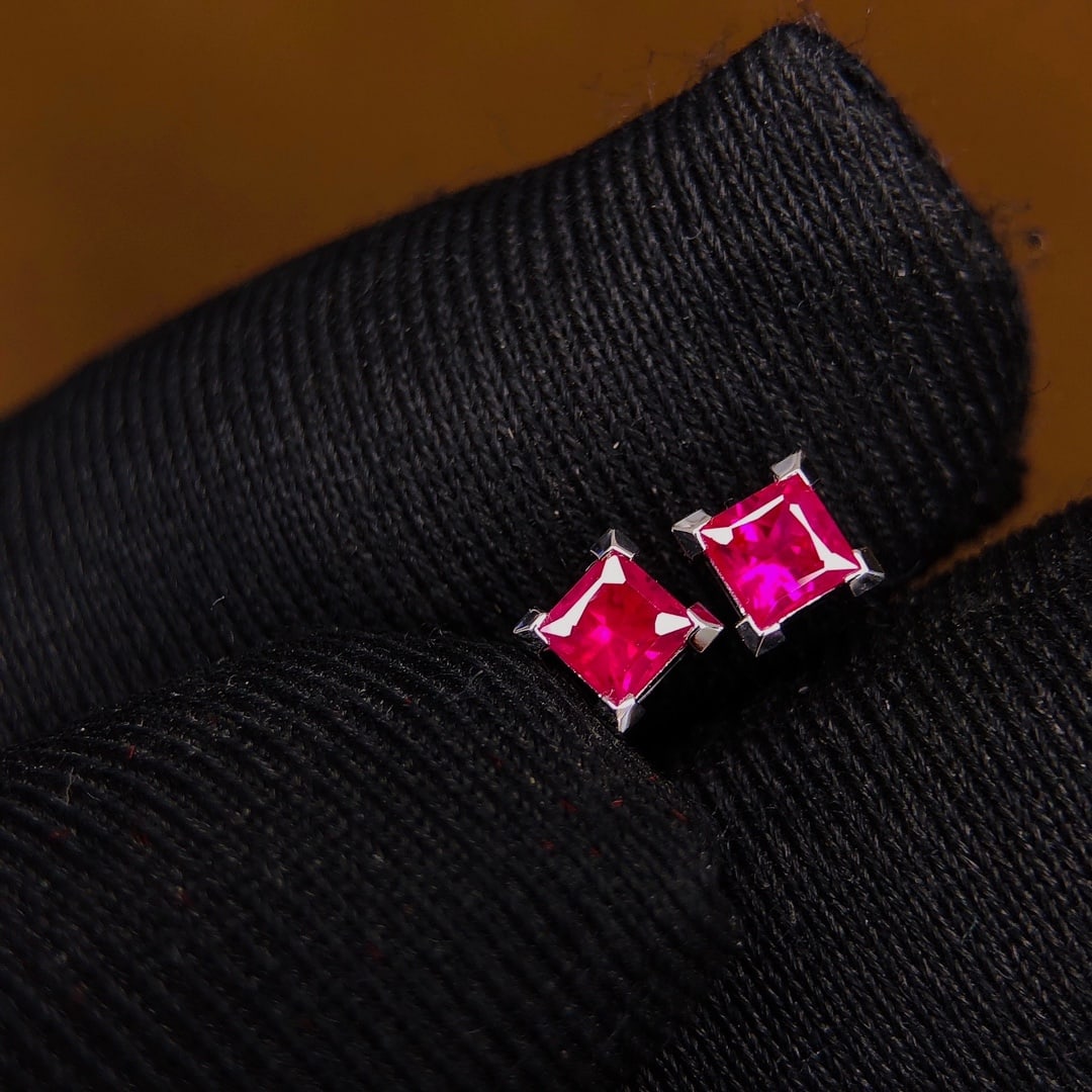 A Pair of 0.53Ctw Natural Tanzanite Ruby Earrings: A Pair of 0.53Ctw Natural Tanzanite Ruby Earrings,Size:3.2mmx3.2mm 一对0.53Ctw天然坦桑石红宝石耳钉