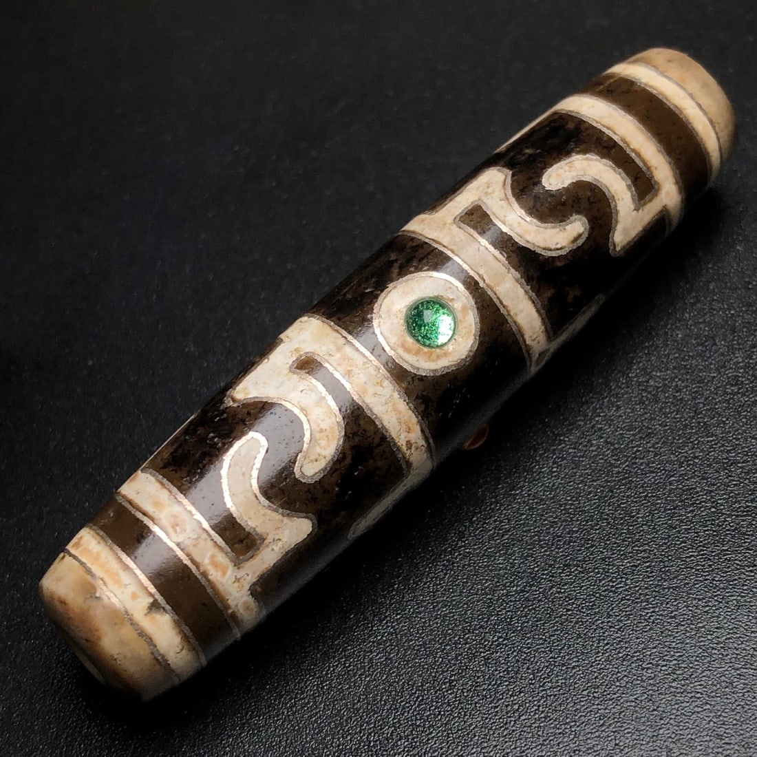 An Exquisite Dzi Bead Inlaid Silver Pendant,Inlaid Gems: An Exquisite Dzi Bead Inlaid Silver Pendant,Inlaid Gems,Size:72mmx17mm,Weight:35.4g 天珠嵌银挂件,嵌宝石
