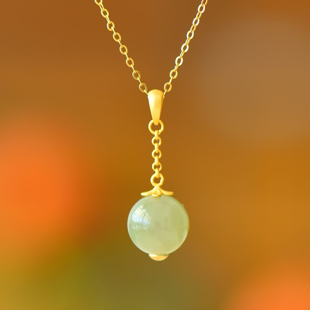 An Exquisite Sterling Silver-Gold Plated Inlaid Sapphire Pendant: An Exquisite Sterling Silver-Gold Plated Inlaid Sapphire Pendant 纯银镀金镶青玉吊坠