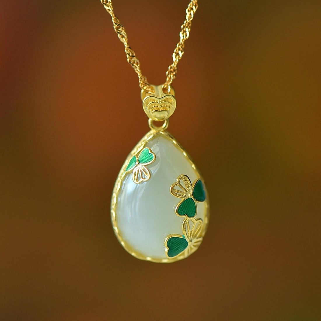 An Exquisite Sterling Silver Inlaid White Jade Necklace: An Exquisite Sterling Silver Inlaid White Jade Necklace,Size:13mmx18mm 纯银镶白玉项链