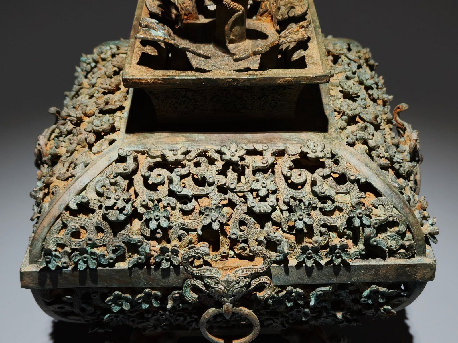 An Archaic Bronze Dragon Pattern Pot - 2