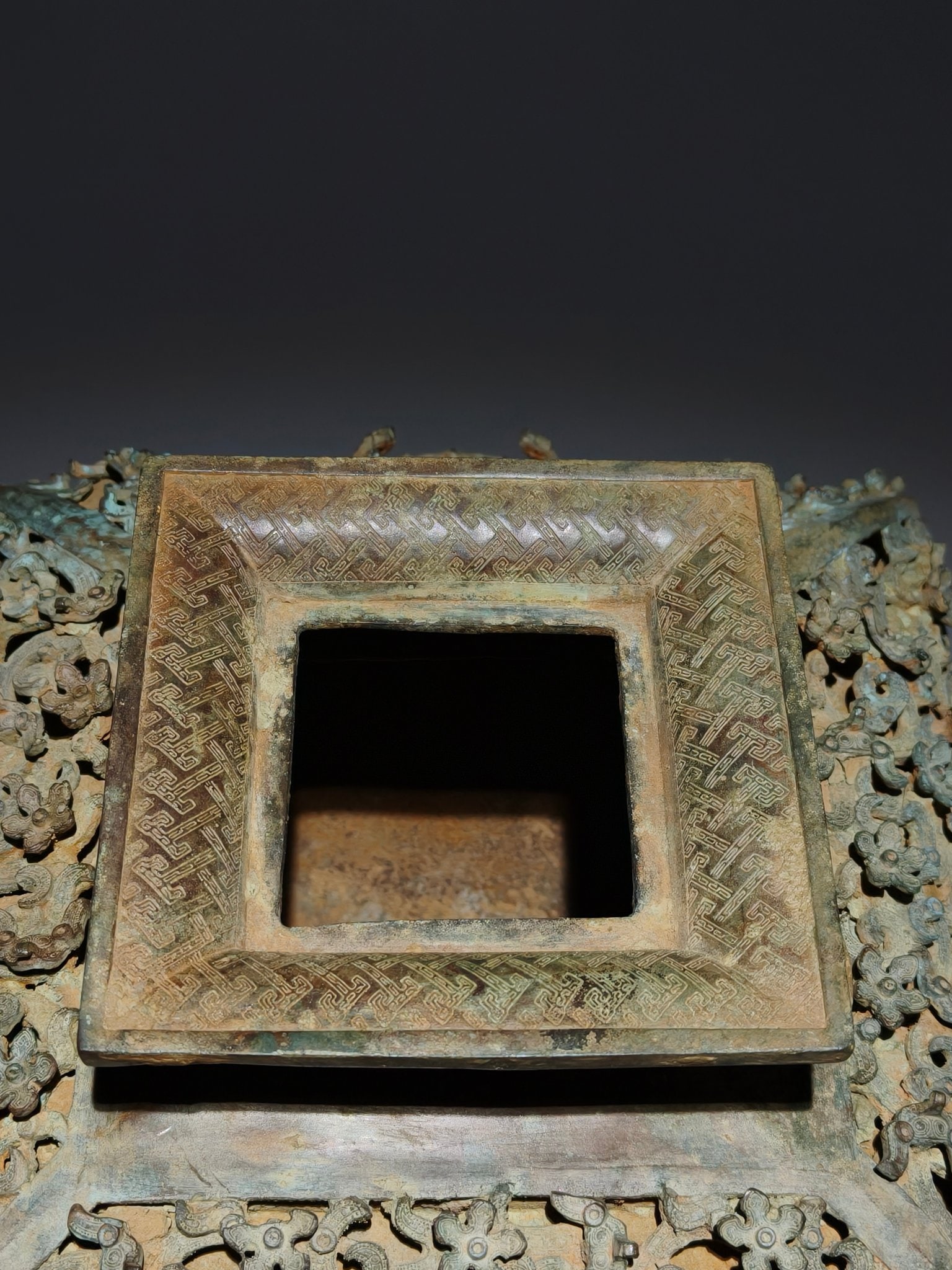 An Archaic Bronze Dragon Pattern Pot - 4