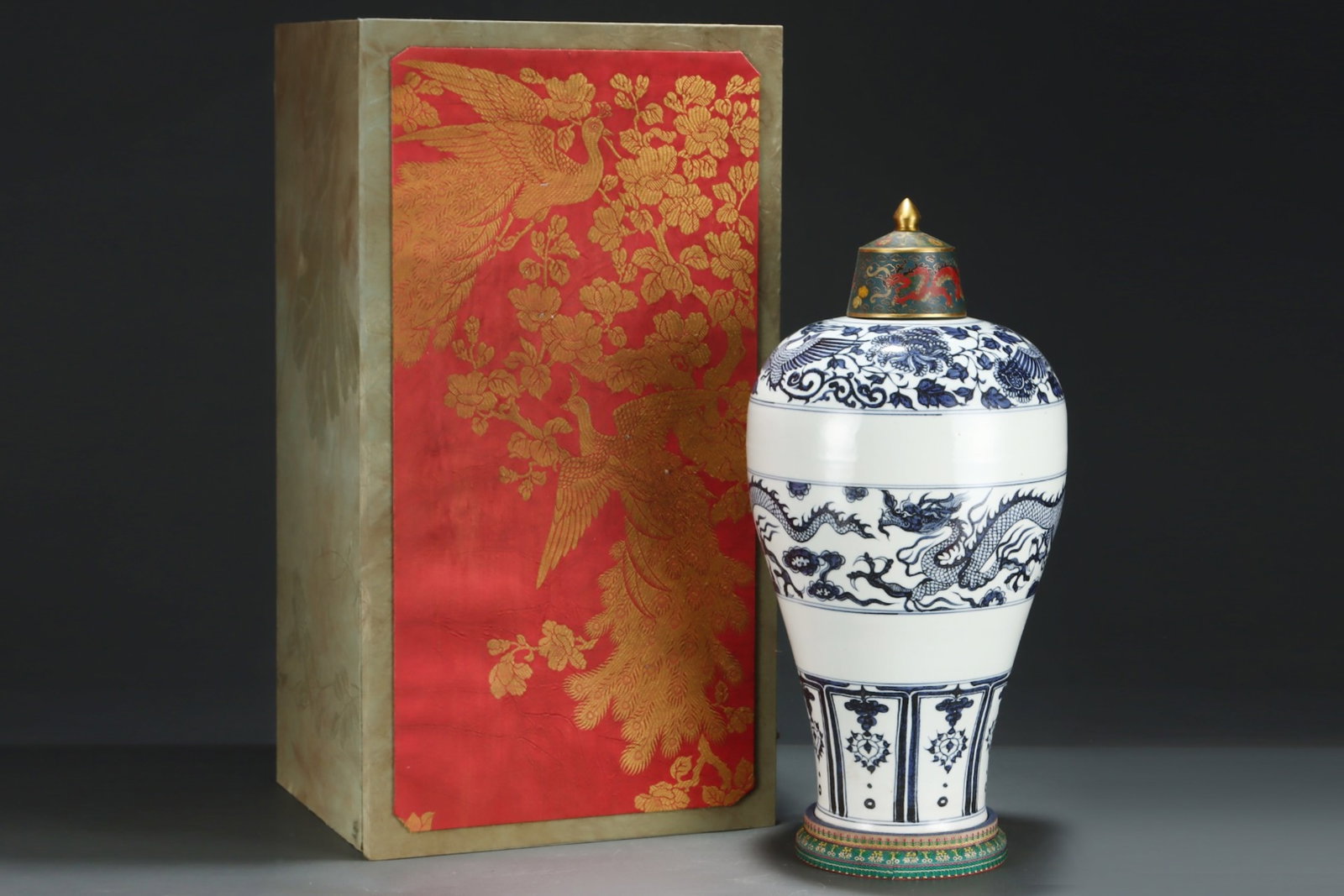An Exquisite Blue and White Auspicious Cloud and Dragon Pattern Bottle - 2