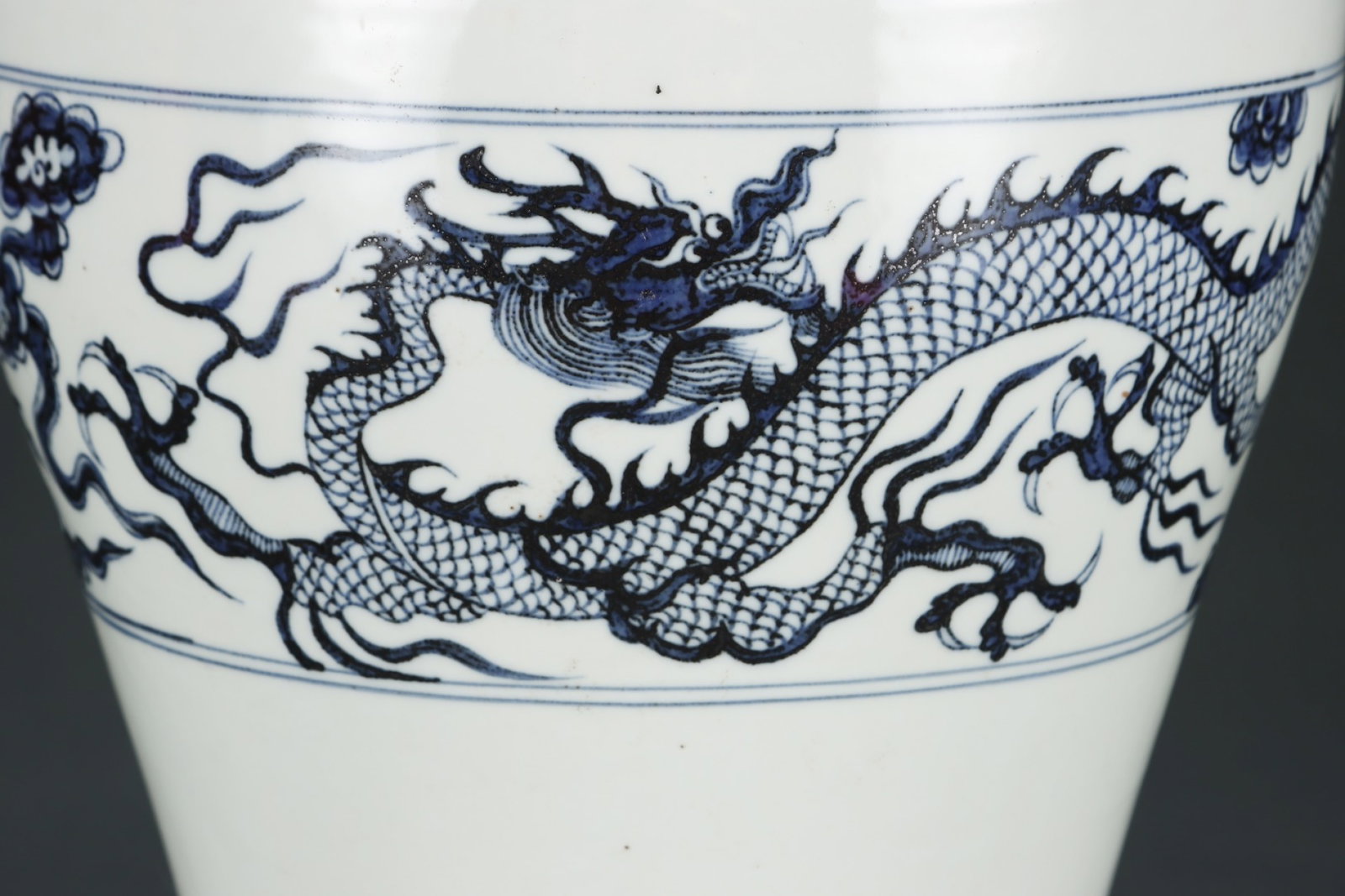 An Exquisite Blue and White Auspicious Cloud and Dragon Pattern Bottle - 4