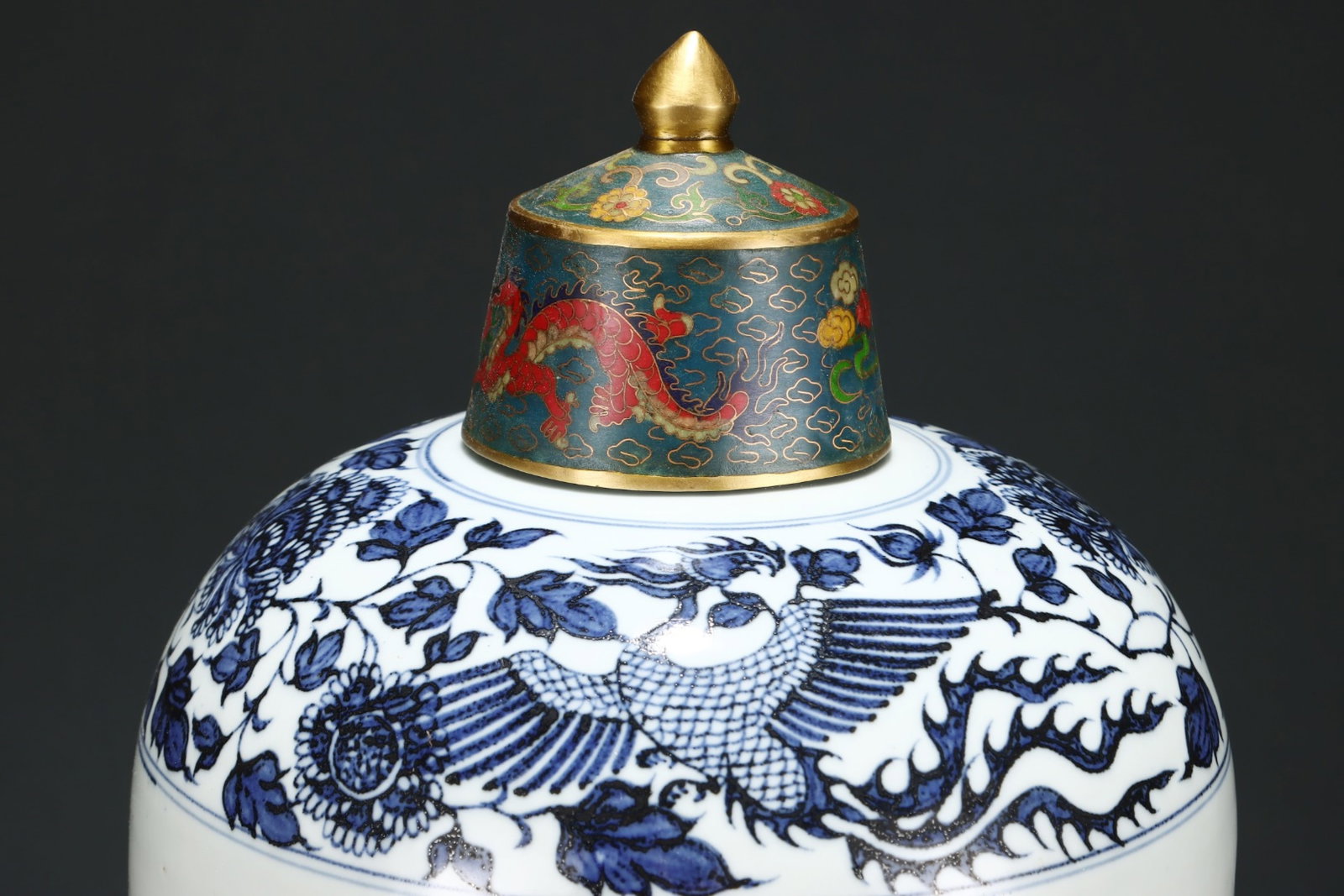 An Exquisite Blue and White Auspicious Cloud and Dragon Pattern Bottle - 6