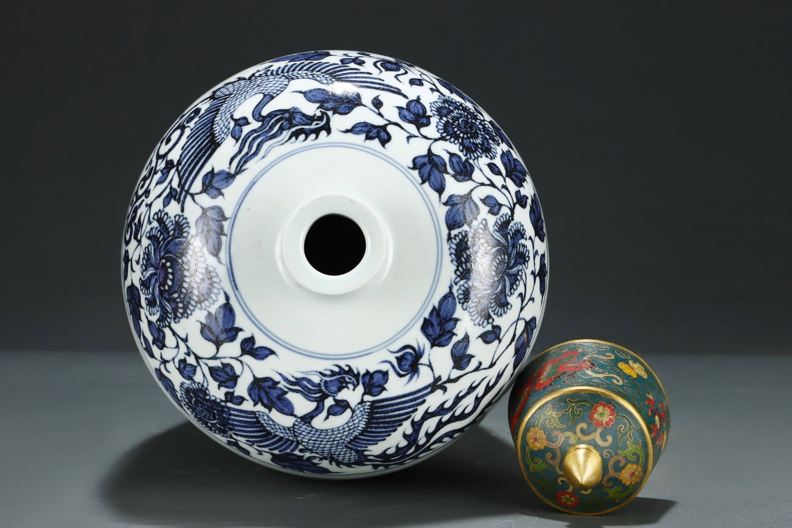 An Exquisite Blue and White Auspicious Cloud and Dragon Pattern Bottle - 7