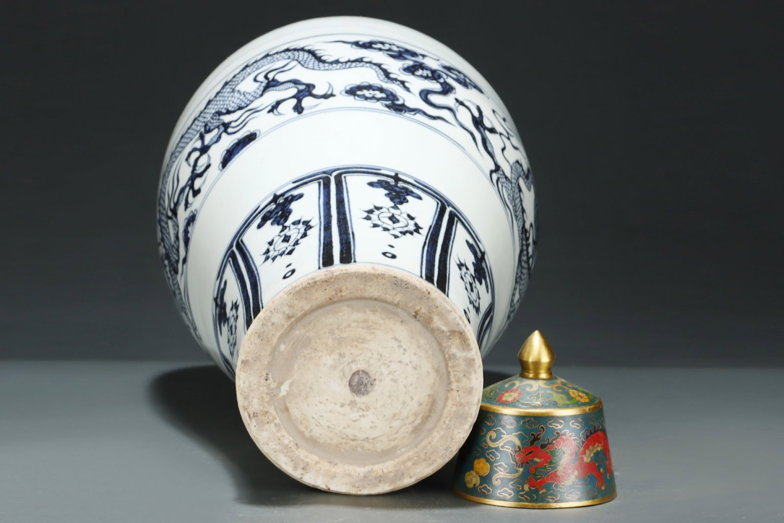 An Exquisite Blue and White Auspicious Cloud and Dragon Pattern Bottle - 8