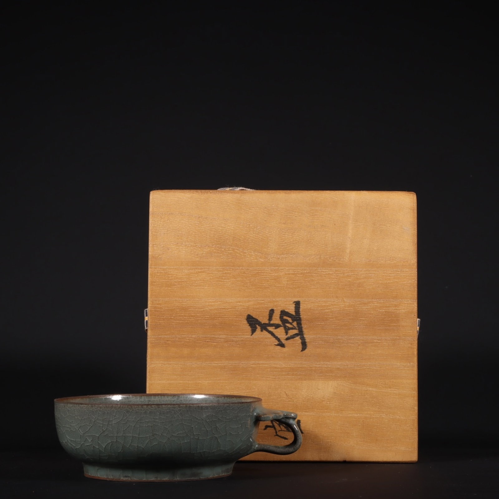 An Exquisite Guan yao Cup: An Exquisite Guan yao Cup,Song Dynasty,China,Size:1.6inx4.5in 官窑杯,中国宋代