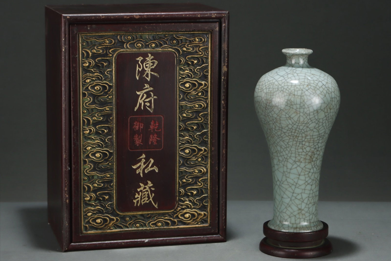 An Exquisite Guan yao Vase,with an Imperial Poem by Emperor Qianlong: An Exquisite Guan yao Vase,with an Imperial Poem by Emperor Qianlong,Song Dynasty, China,Size:10.6inx5in 官窑瓶,带乾隆御题诗,中国ê