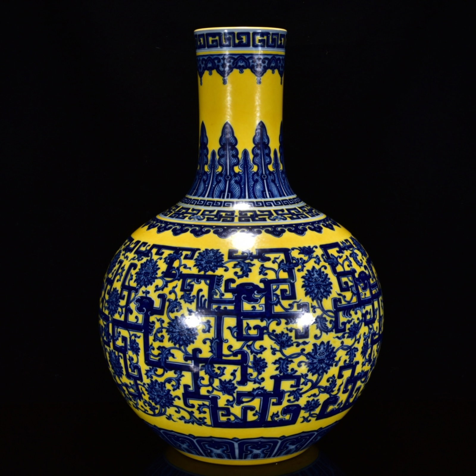 A Huge Yellow Glazed Blue and White Lotus Pattern Vase (1 of 14)