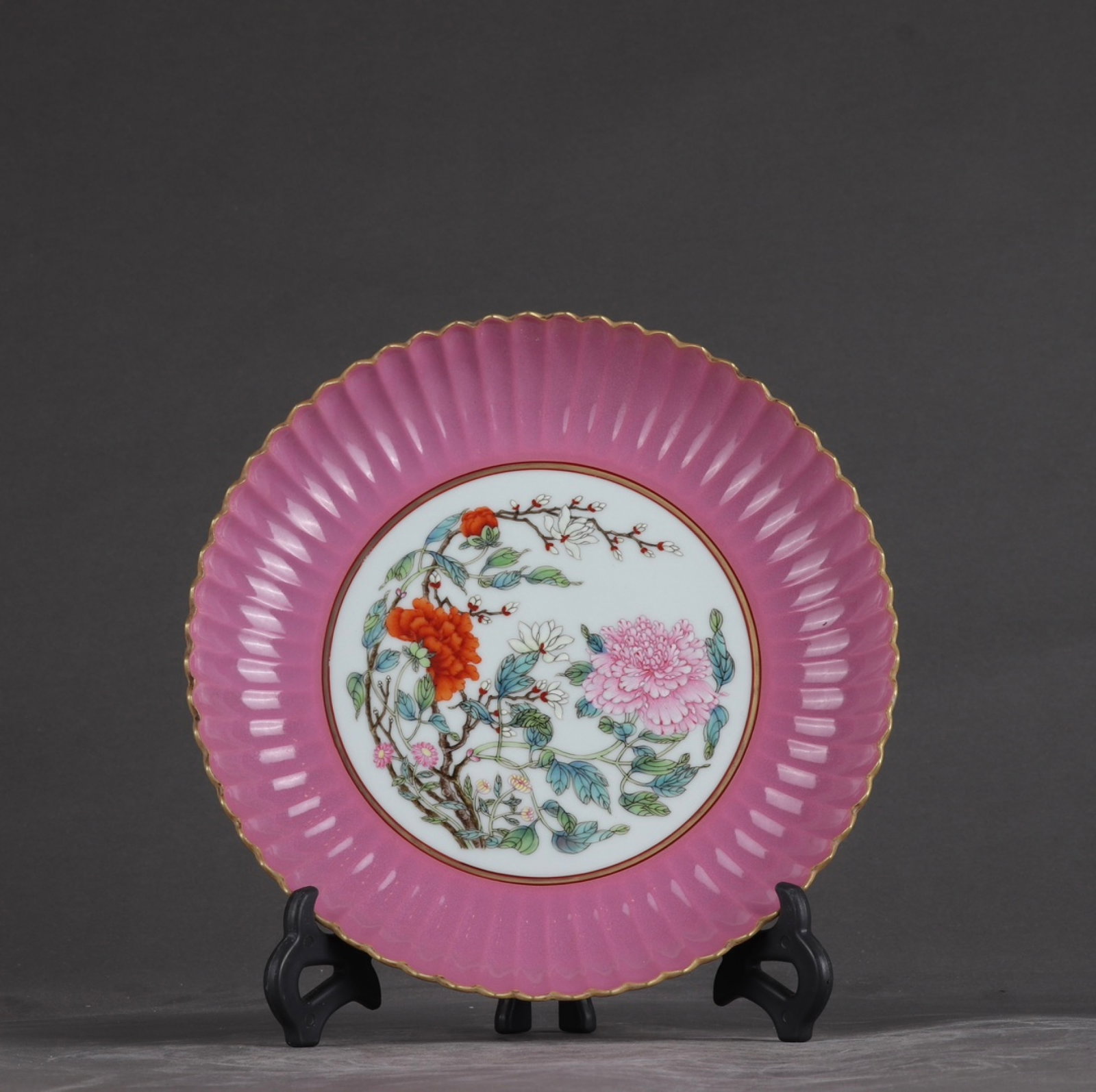 An Exquisite Famille-Rose Flower Pattern Plate: An Exquisite Famille-Rose Flower Pattern Plate,Qing Dynasty,China,Yongzheng Six-character Mark,Size:1.7inx8.3in 粉彩花卉纹盘子,中国清代