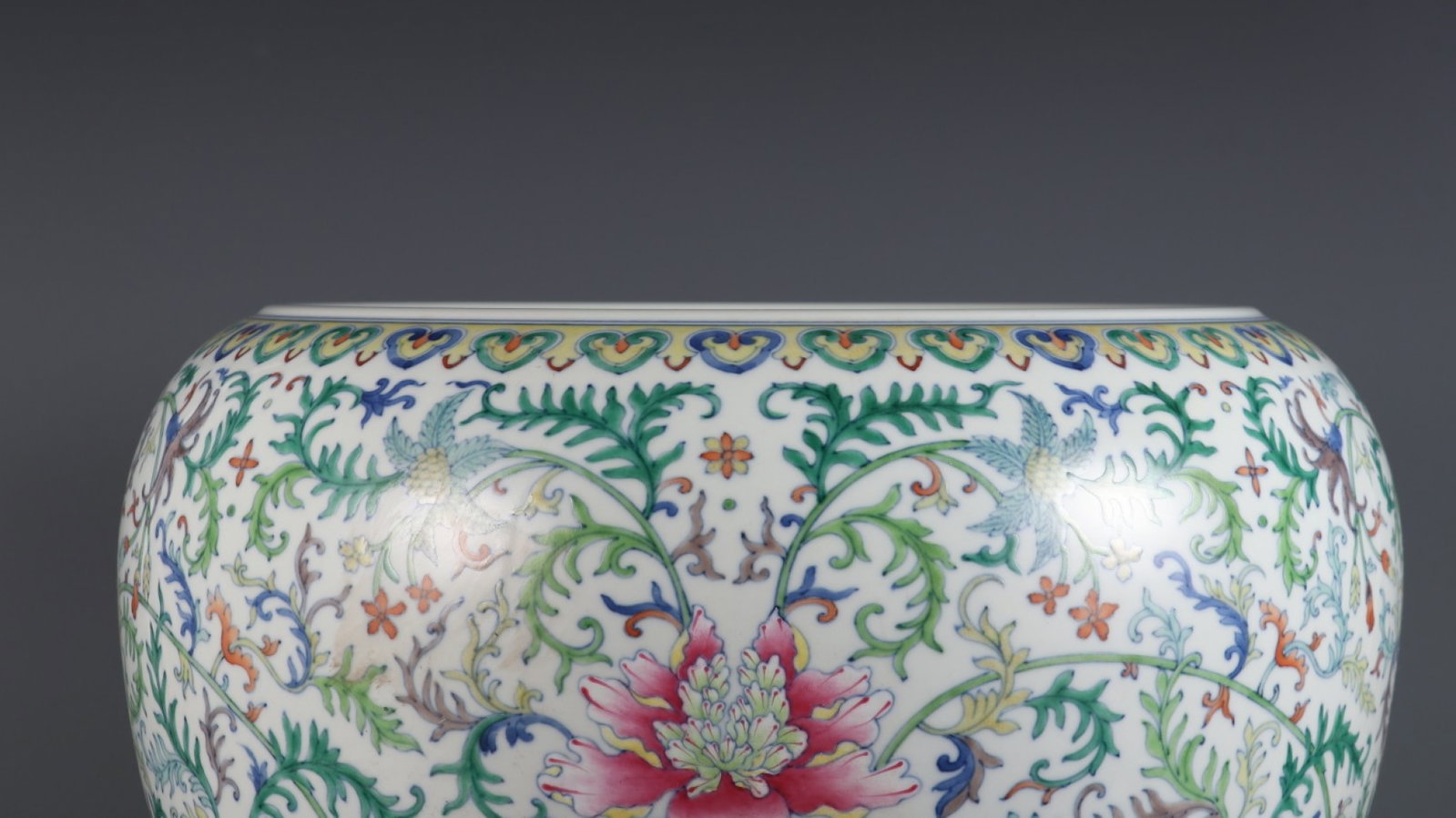 An Exquisite Doucai Lotus Pattern Vat - 3