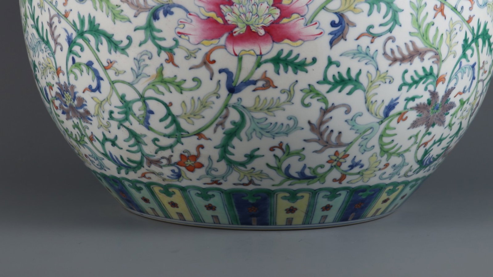 An Exquisite Doucai Lotus Pattern Vat - 4