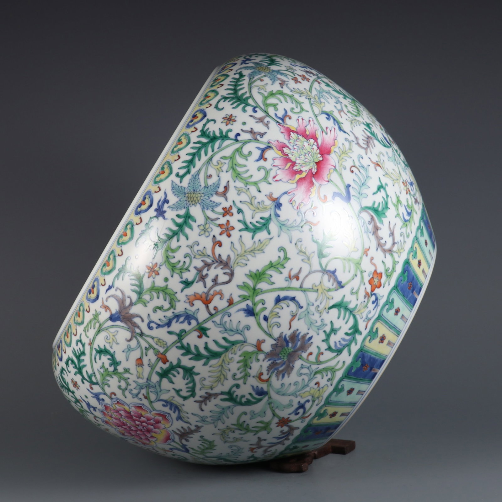 An Exquisite Doucai Lotus Pattern Vat - 6
