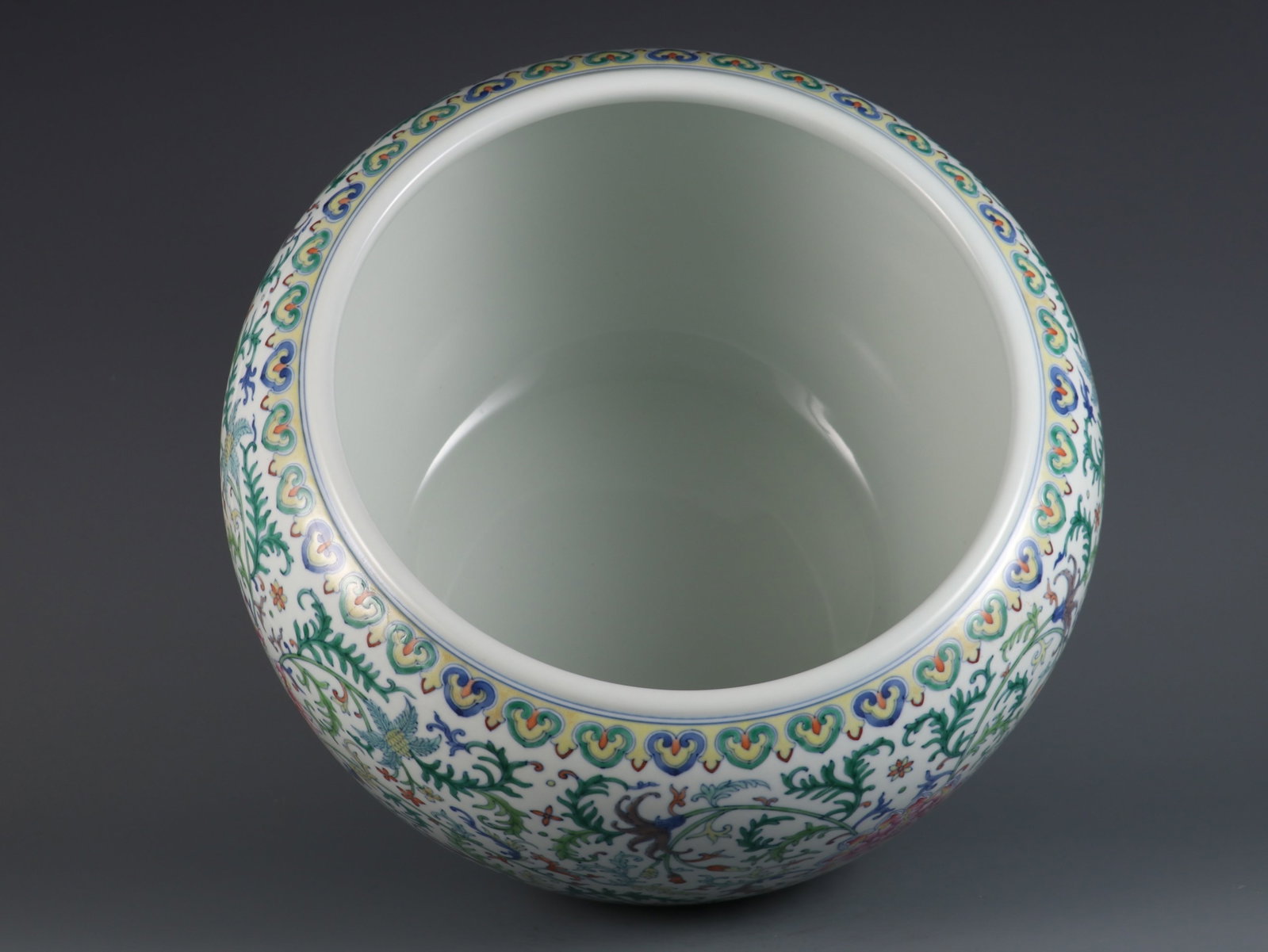 An Exquisite Doucai Lotus Pattern Vat - 7