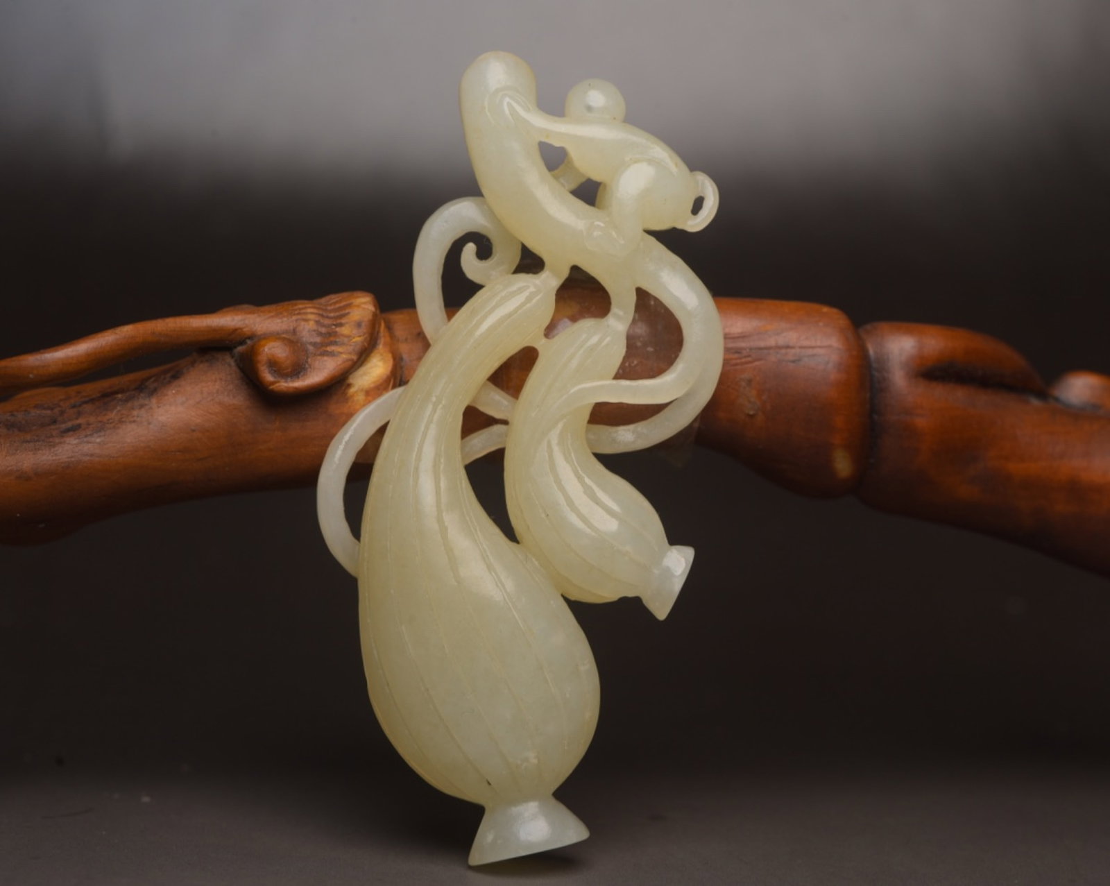 An Exquisite White Jade Monkey Pendant - 2