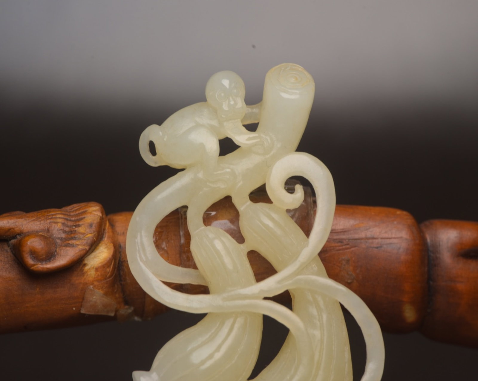 An Exquisite White Jade Monkey Pendant - 4