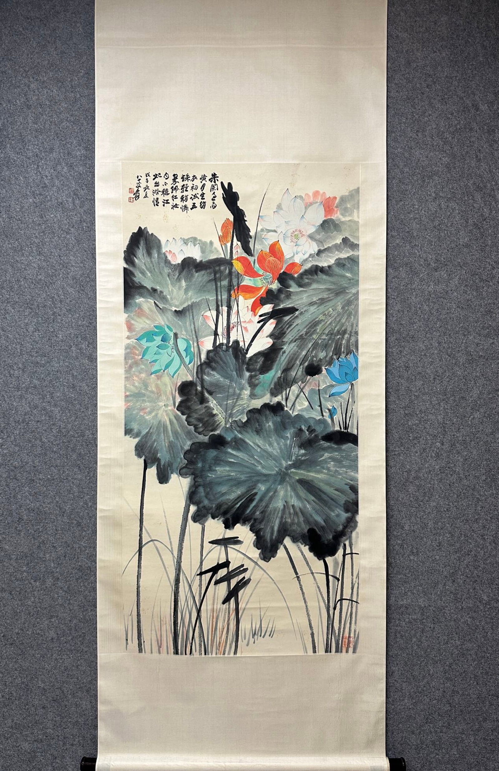 A Chinese Vertical Scroll Ink Painting of Lotus on Paper: A Chinese Vertical Scroll Ink Painting of Lotus on Paper,Zhang Daqian,Size:53.5inx25.6in 一幅中国水墨荷花画立轴,张大ࡓ