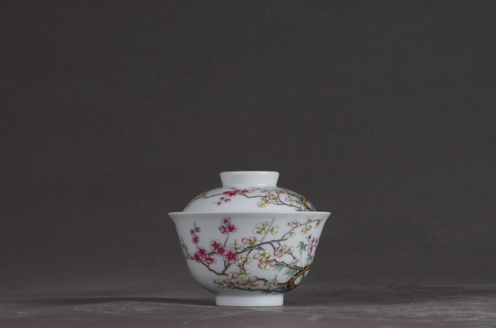 An Exquisite Famille-Rose Flower Pattern Bowl with Cover: An Exquisite Famille-Rose Flower Pattern Bowl with Cover,Qing Dynasty,China,With Mark,Size:3.2inx3.9in