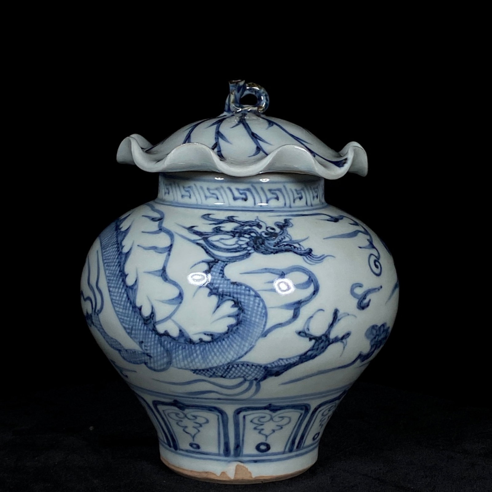 A Rare Blue and White Dragon Pattern Jar with Cover: A Rare Blue and White Dragon Pattern Jar with Cover,Yuan Dynasty,China,Size:6.7inx5.5in 青花龙纹盖罐,中国元代
