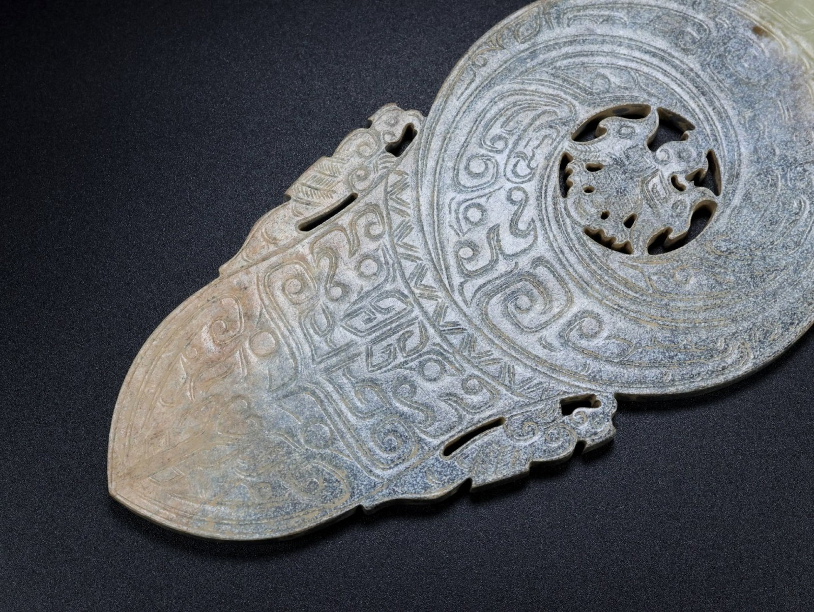 An Exquisite White Jade Dragon Pattern Pendant - 8