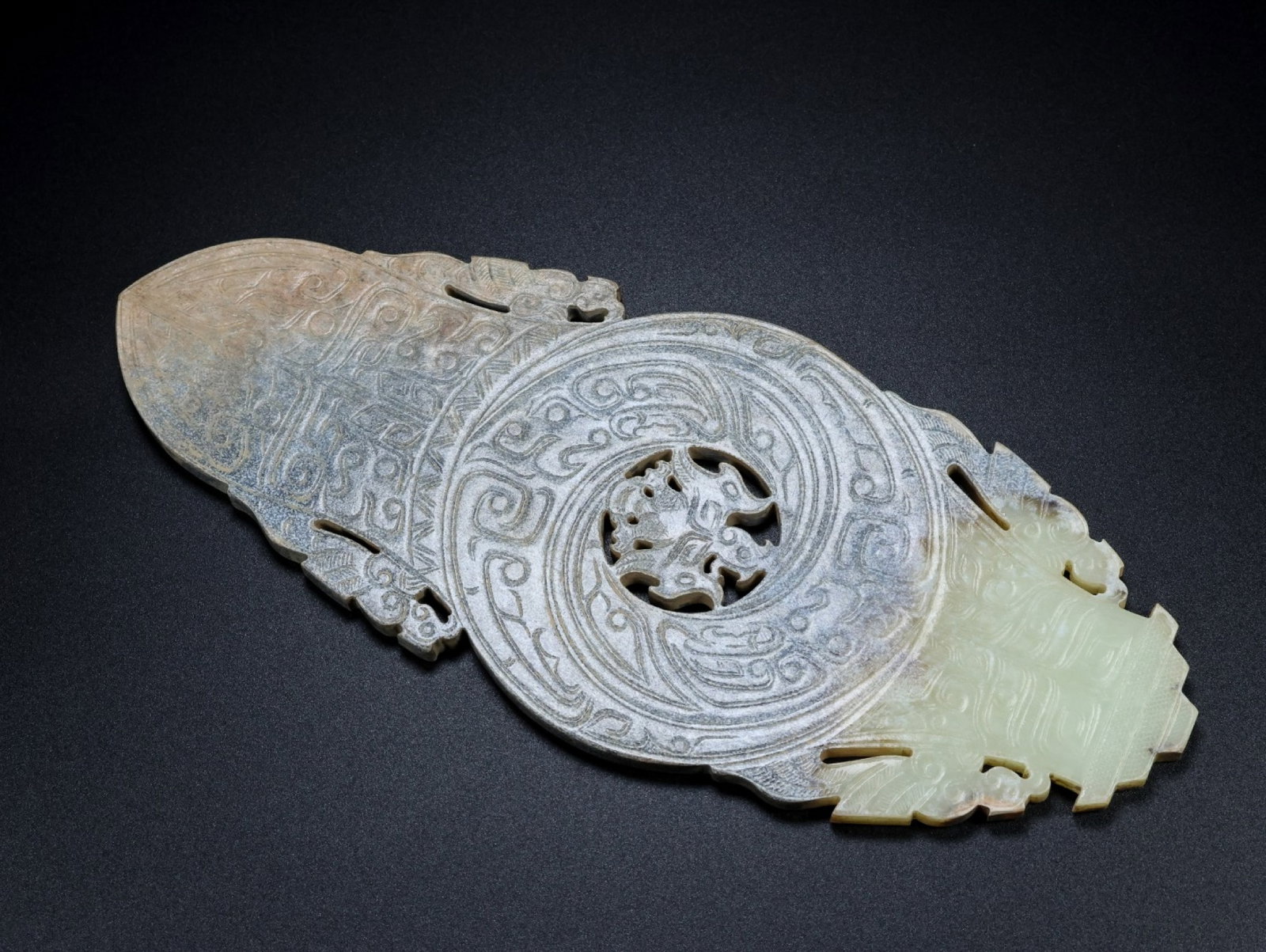 An Exquisite White Jade Dragon Pattern Pendant - 9