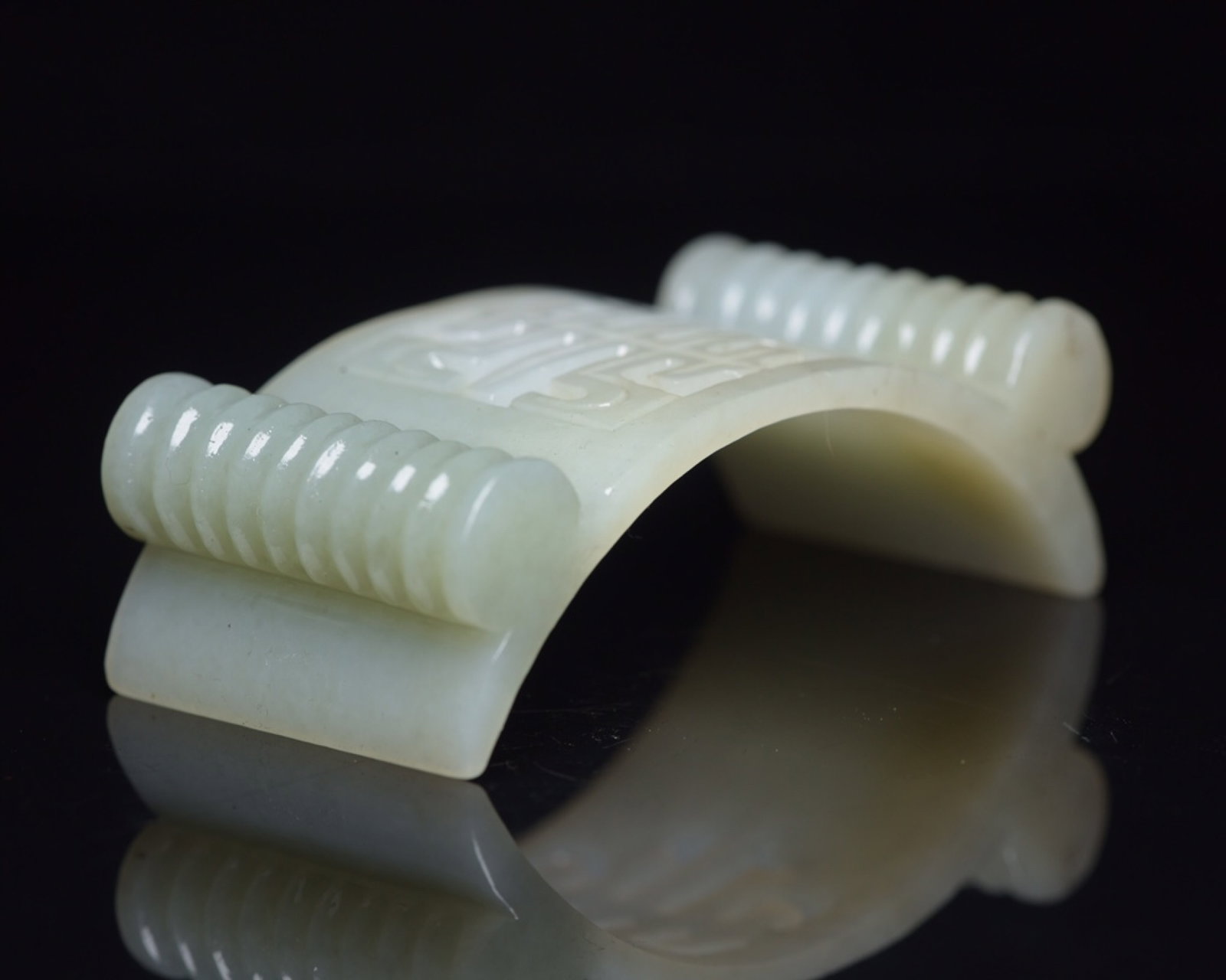 An Exquisite White Jade Bed - 4