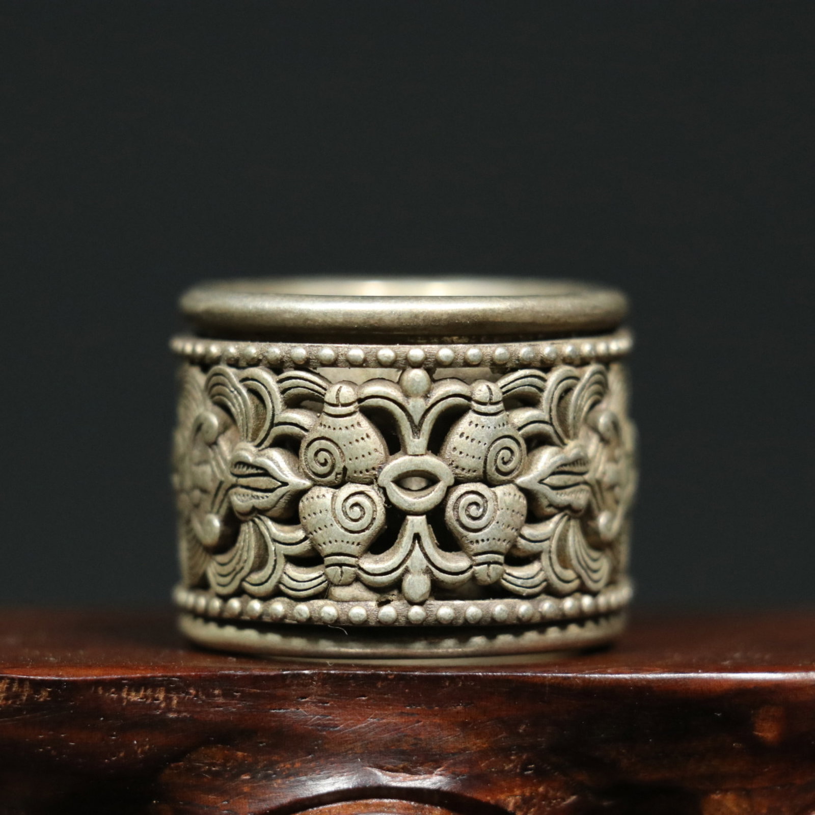 An Exquisite Silver Bats and Peach Pattern Thumb Ring - 2