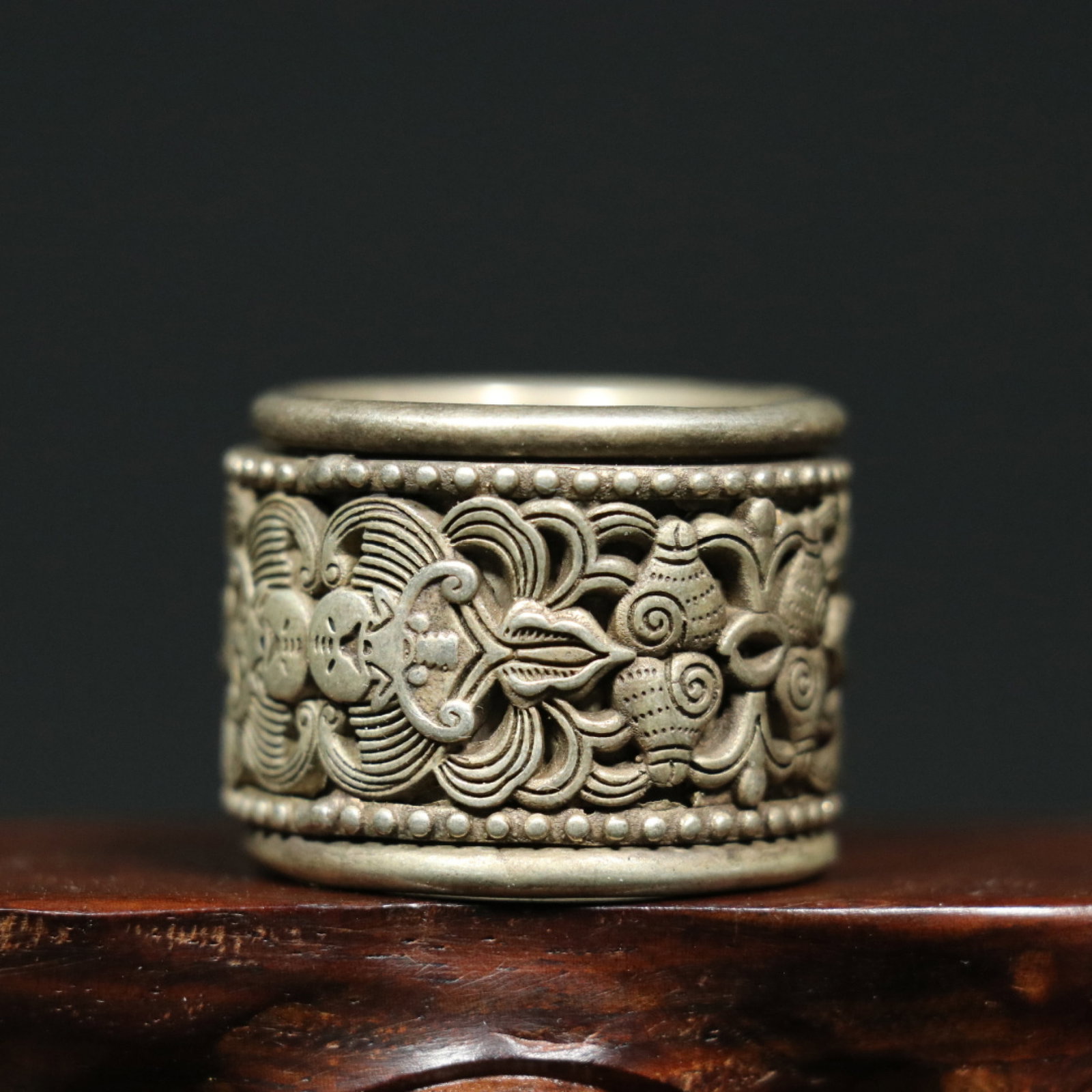 An Exquisite Silver Bats and Peach Pattern Thumb Ring - 3